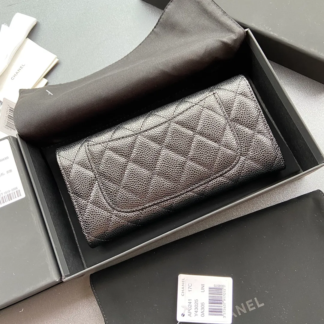 Xiaoxiang imported Italian grain cowhide Item No.: A0241 Long clip with back pocket on the back Price: 480 Size: w19×h10.5×3cm Color: Black ball pattern silver steel mark