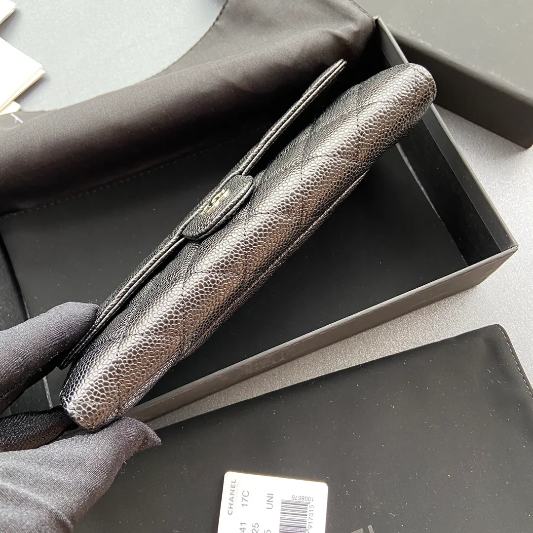 Xiaoxiang imported Italian grain cowhide Item No.: A0241 Long clip with back pocket on the back Price: 480 Size: w19×h10.5×3cm Color: Black ball pattern silver steel mark