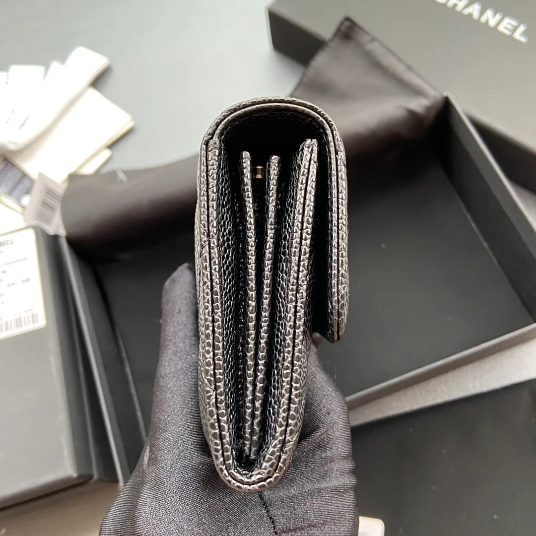 Xiaoxiang imported Italian grain cowhide Item No.: A0241 Long clip with back pocket on the back Price: 480 Size: w19×h10.5×3cm Color: Black ball pattern silver steel mark