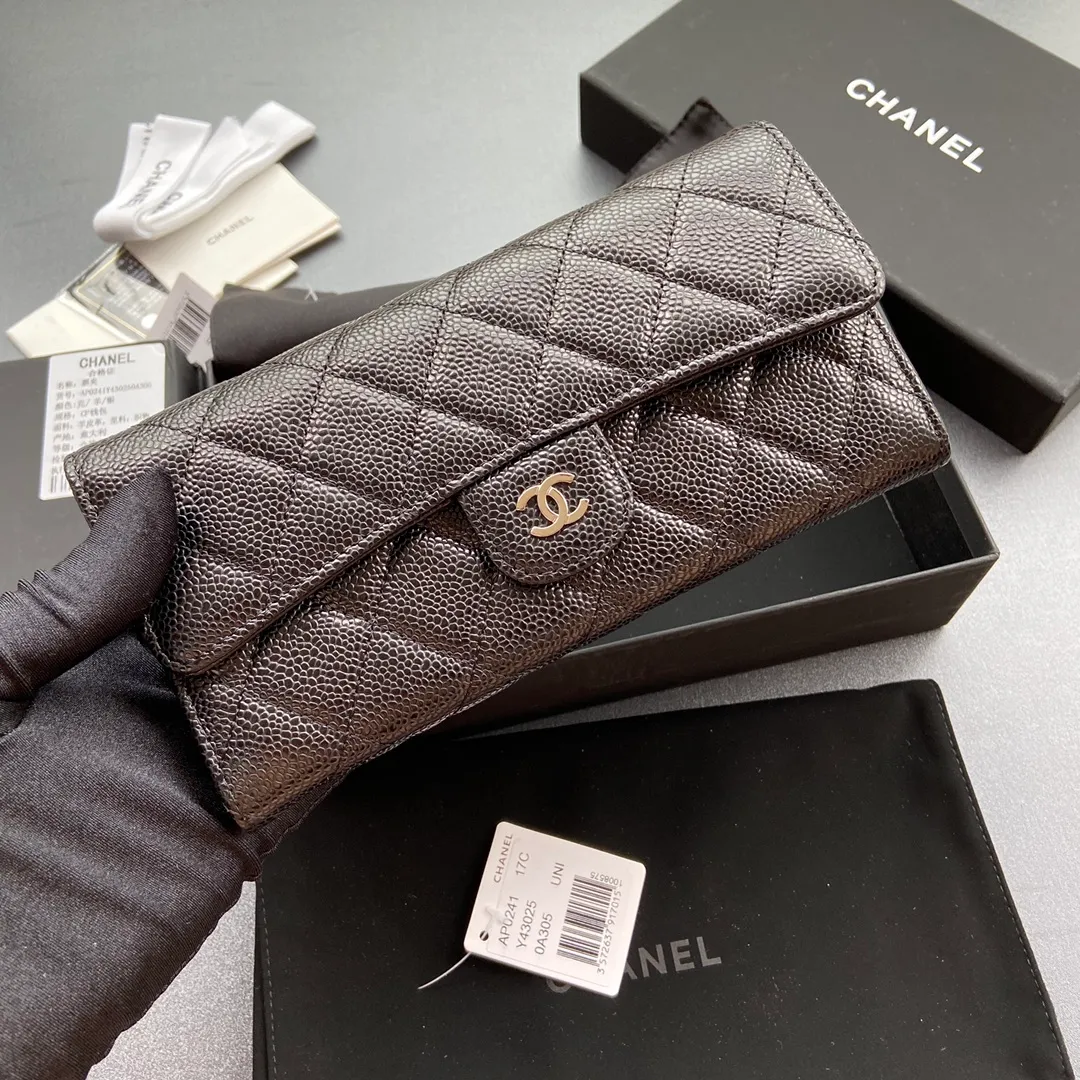 Xiaoxiang imported Italian grain cowhide Item No.: A0241 Long clip with back pocket on the back Price: 480 Size: w19×h10.5×3cm Color: Black ball pattern silver steel mark