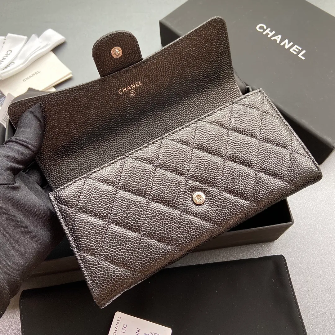 Xiaoxiang imported Italian grain cowhide Item No.: A0241 Long clip with back pocket on the back Price: 480 Size: w19×h10.5×3cm Color: Black ball pattern silver steel mark
