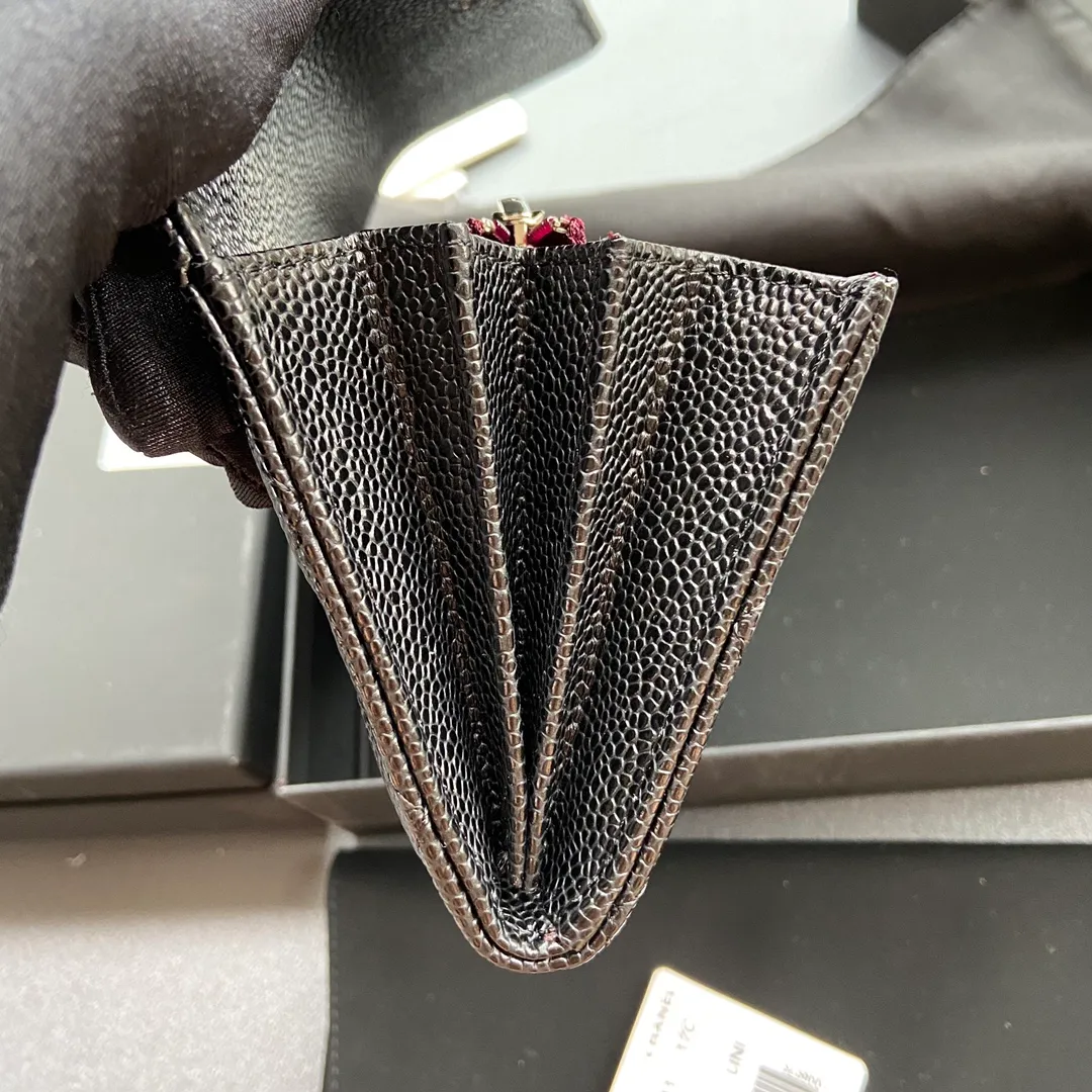 Xiaoxiang imported Italian grain cowhide Item No.: A0241 Long clip with back pocket on the back Price: 480 Size: w19×h10.5×3cm Color: Black ball pattern silver steel mark