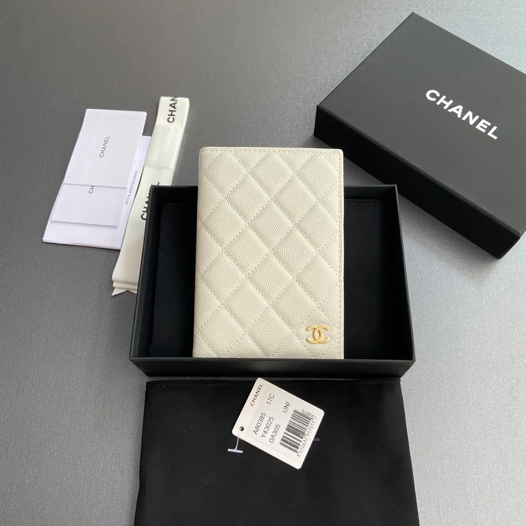 [Special grade hardware original leather] ¥280 Xiaoxiang Passport Holder Series Quilted card holder with iconic metal logo Gold tone metal hardware, special Italian imported leather 4 card slots, 1 passport holder Number: 80385 White fine ball gold Size: w10×h15×d2cm