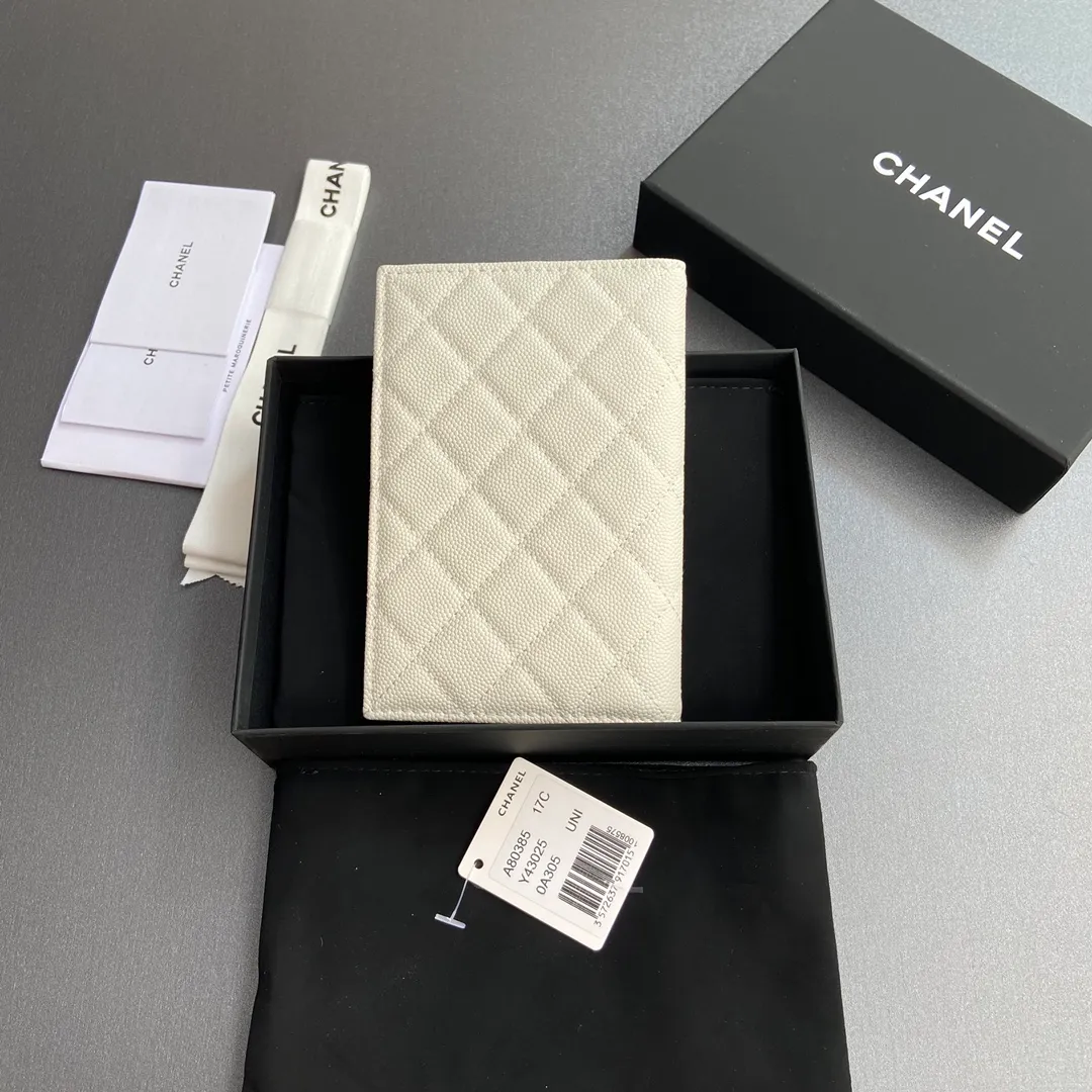 [Special grade hardware original leather] ¥280 Xiaoxiang Passport Holder Series Quilted card holder with iconic metal logo Gold tone metal hardware, special Italian imported leather 4 card slots, 1 passport holder Number: 80385 White fine ball gold Size: w10×h15×d2cm