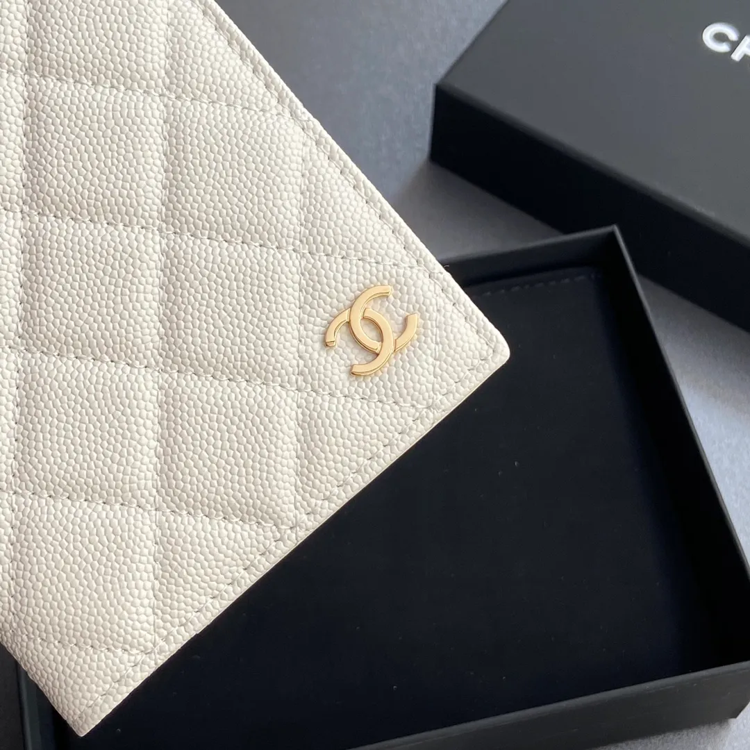 [Special grade hardware original leather] ¥280 Xiaoxiang Passport Holder Series Quilted card holder with iconic metal logo Gold tone metal hardware, special Italian imported leather 4 card slots, 1 passport holder Number: 80385 White fine ball gold Size: w10×h15×d2cm