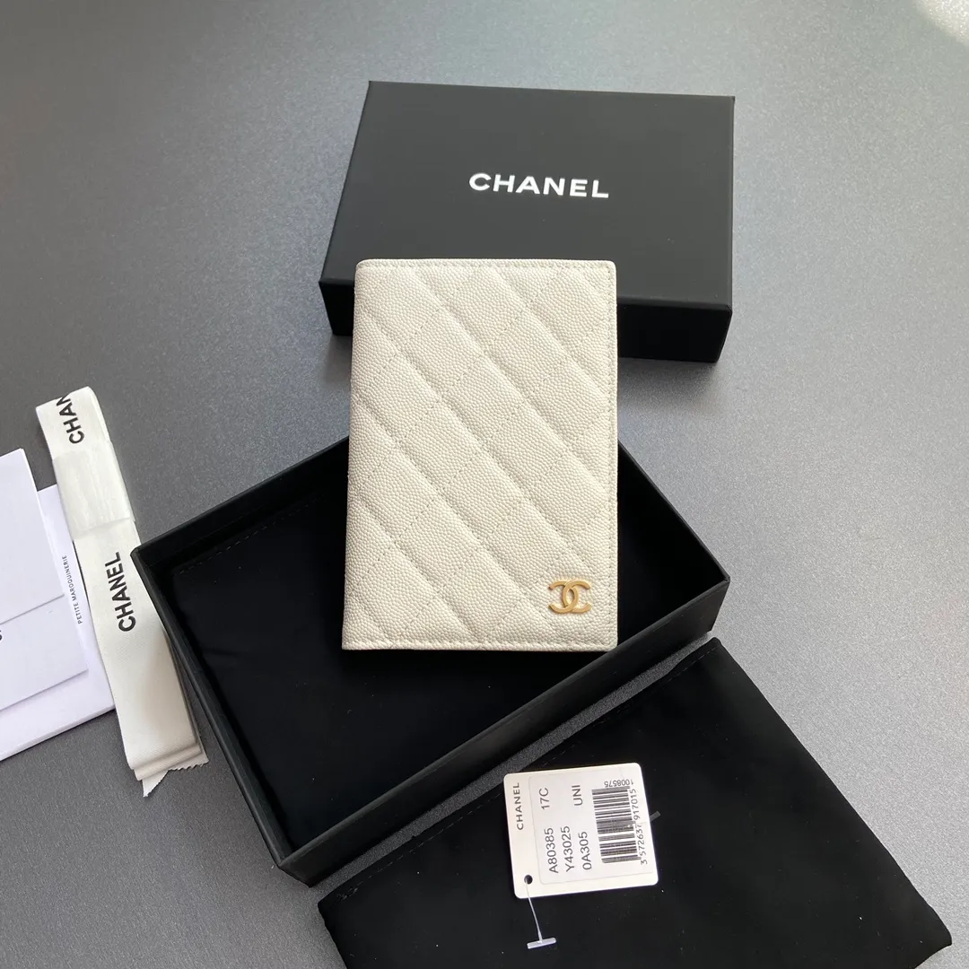 [Special grade hardware original leather] ¥280 Xiaoxiang Passport Holder Series Quilted card holder with iconic metal logo Gold tone metal hardware, special Italian imported leather 4 card slots, 1 passport holder Number: 80385 White fine ball gold Size: w10×h15×d2cm