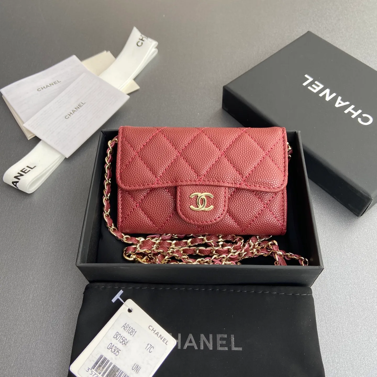 Xiaoxiang imported Italian grain cowhide Item number: A81081 (chain small card holder) Price: 420 Size: w11×h7cm Color: burgundy fine ball pattern gold steel mark hardware