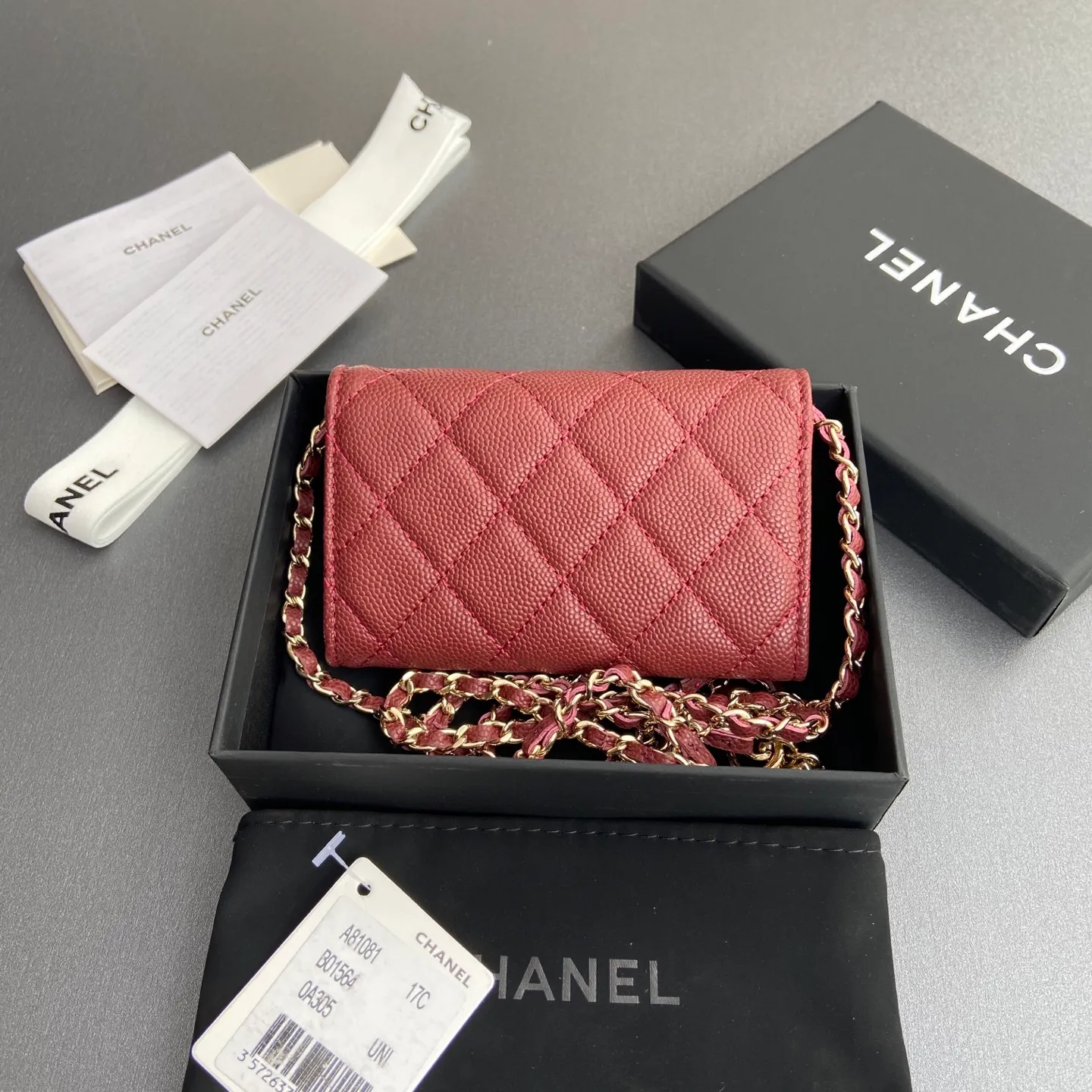 Xiaoxiang imported Italian grain cowhide Item number: A81081 (chain small card holder) Price: 420 Size: w11×h7cm Color: burgundy fine ball pattern gold steel mark hardware