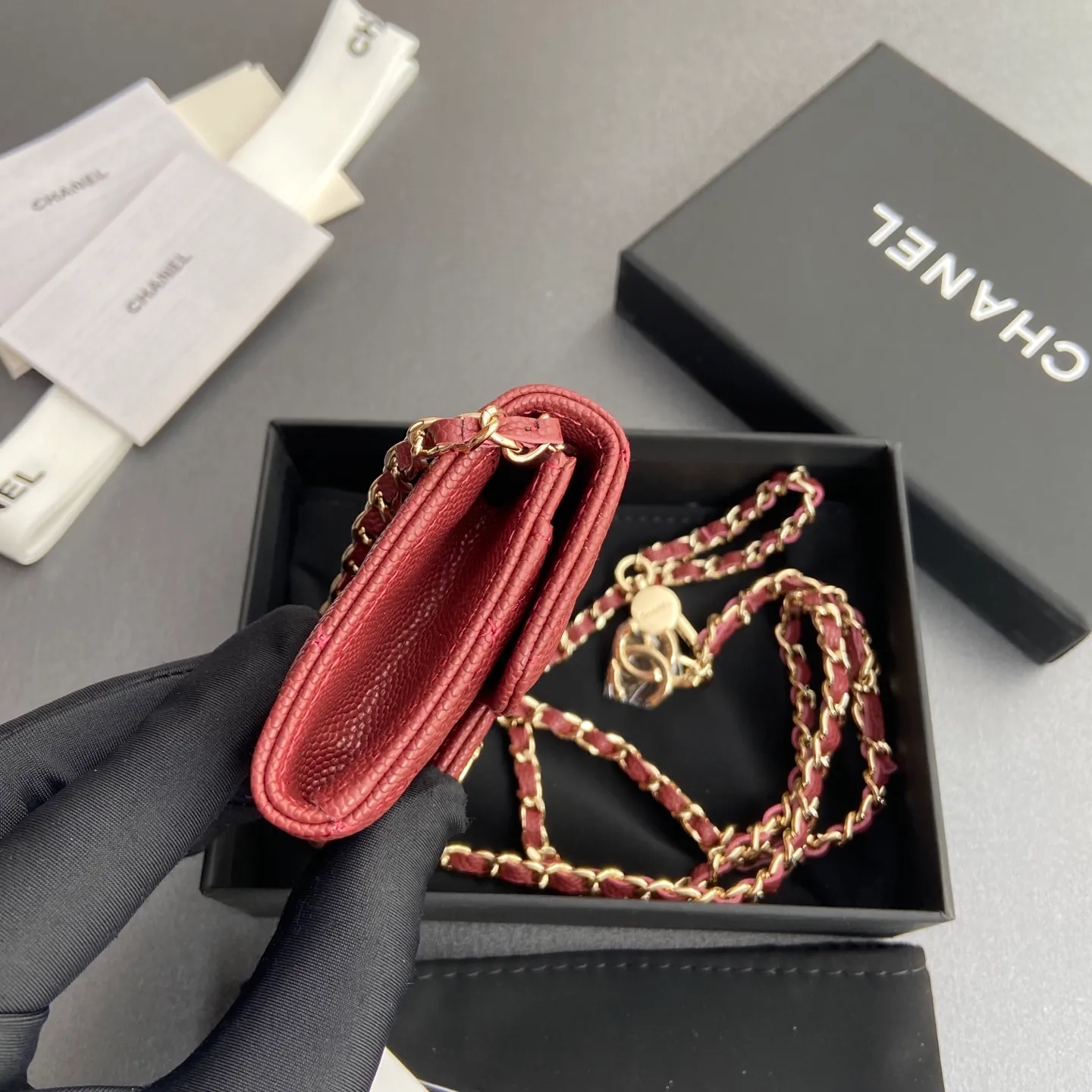 Xiaoxiang imported Italian grain cowhide Item number: A81081 (chain small card holder) Price: 420 Size: w11×h7cm Color: burgundy fine ball pattern gold steel mark hardware