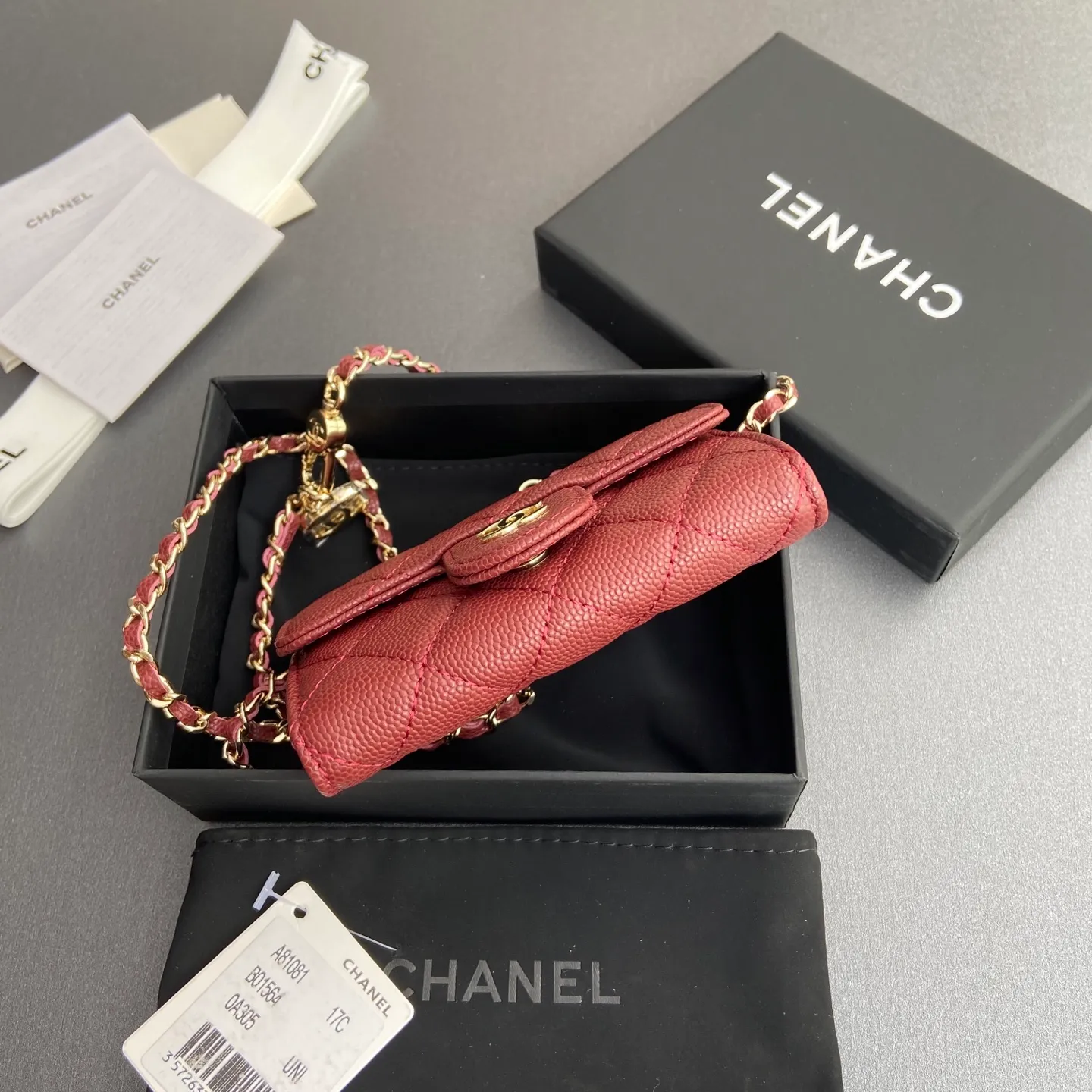 Xiaoxiang imported Italian grain cowhide Item number: A81081 (chain small card holder) Price: 420 Size: w11×h7cm Color: burgundy fine ball pattern gold steel mark hardware
