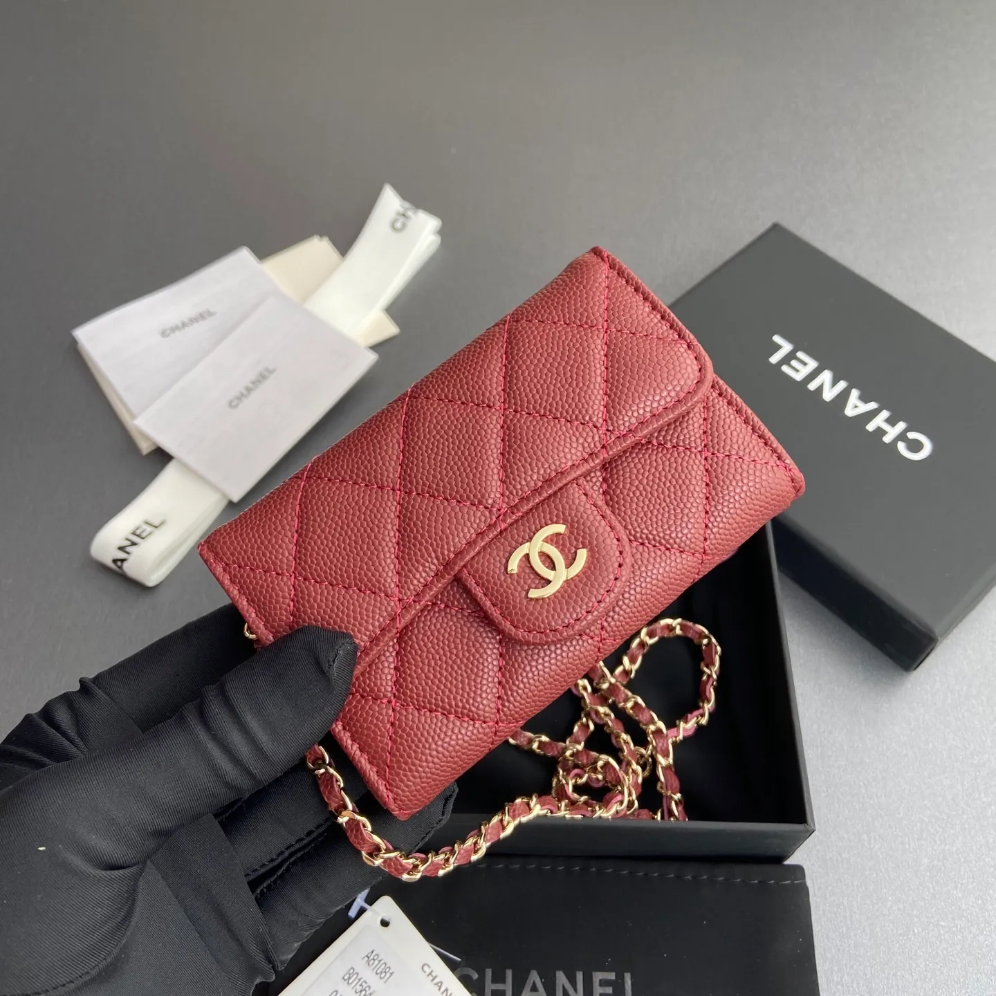 Xiaoxiang imported Italian grain cowhide Item number: A81081 (chain small card holder) Price: 420 Size: w11×h7cm Color: burgundy fine ball pattern gold steel mark hardware