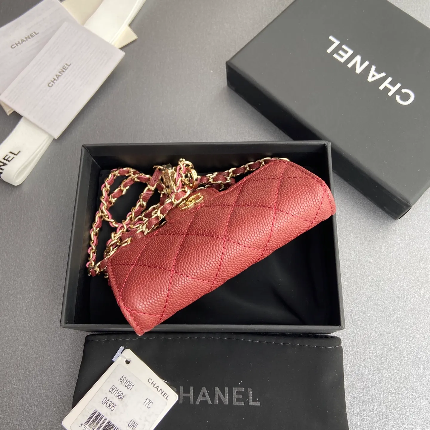 Xiaoxiang imported Italian grain cowhide Item number: A81081 (chain small card holder) Price: 420 Size: w11×h7cm Color: burgundy fine ball pattern gold steel mark hardware