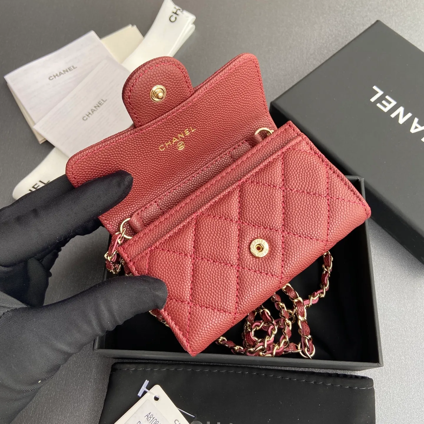Xiaoxiang imported Italian grain cowhide Item number: A81081 (chain small card holder) Price: 420 Size: w11×h7cm Color: burgundy fine ball pattern gold steel mark hardware