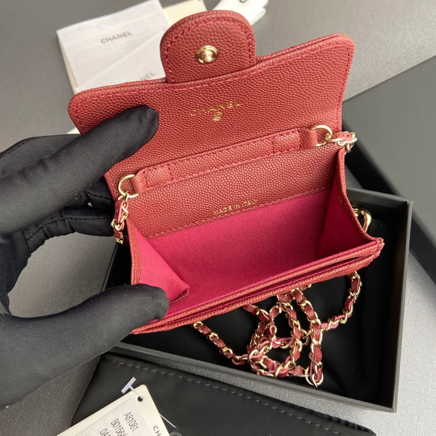 Xiaoxiang imported Italian grain cowhide Item number: A81081 (chain small card holder) Price: 420 Size: w11×h7cm Color: burgundy fine ball pattern gold steel mark hardware