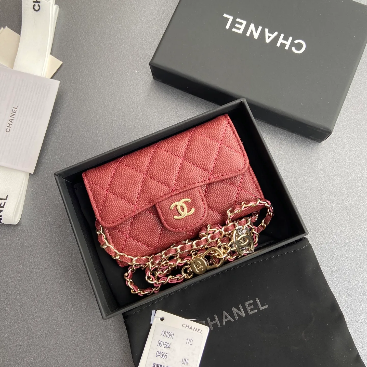 Xiaoxiang imported Italian grain cowhide Item number: A81081 (chain small card holder) Price: 420 Size: w11×h7cm Color: burgundy fine ball pattern gold steel mark hardware