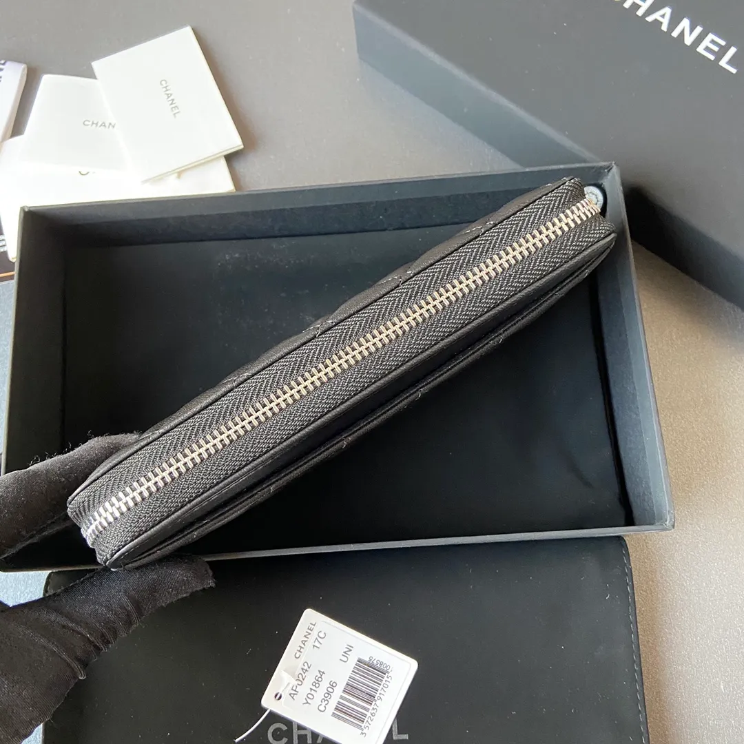 Xiaoxiang imported Italian sheepskin Item number: AP484 Price: 520 (with pocket metal pull tag) Size: w19.5×h10.5×d2cm Color: black sheepskin with silver steel mark