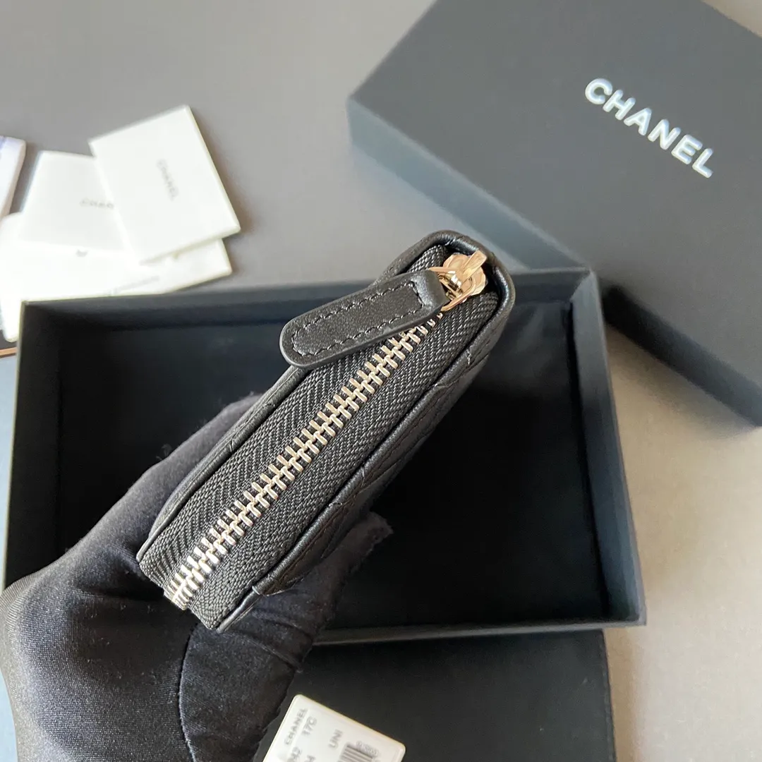 Xiaoxiang imported Italian sheepskin Item number: AP484 Price: 520 (with pocket metal pull tag) Size: w19.5×h10.5×d2cm Color: black sheepskin with silver steel mark