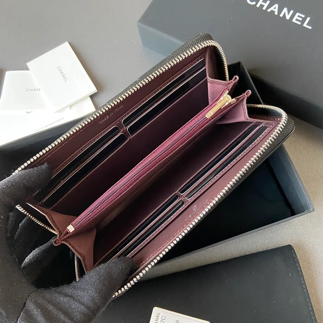 Xiaoxiang imported Italian sheepskin Item number: AP484 Price: 520 (with pocket metal pull tag) Size: w19.5×h10.5×d2cm Color: black sheepskin with silver steel mark
