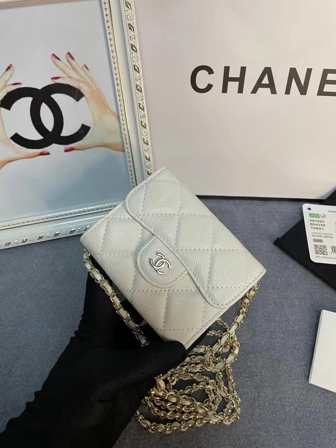New models in stock! Classic chain dinner bag model 81082 imported caviar/small ball pattern with light hardware 💋 Built-in two sandwich compartments with large capacity, plus a back pocket, it is so convenient! Size: 12*8.5*2.5cm💰520