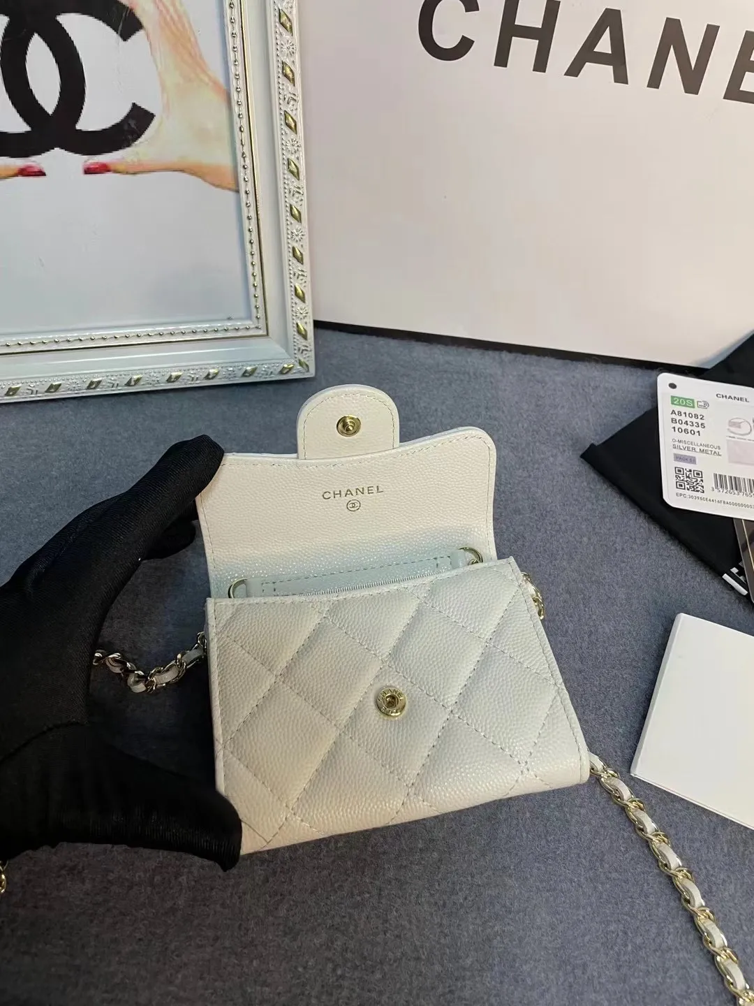New models in stock! Classic chain dinner bag model 81082 imported caviar/small ball pattern with light hardware 💋 Built-in two sandwich compartments with large capacity, plus a back pocket, it is so convenient! Size: 12*8.5*2.5cm💰520