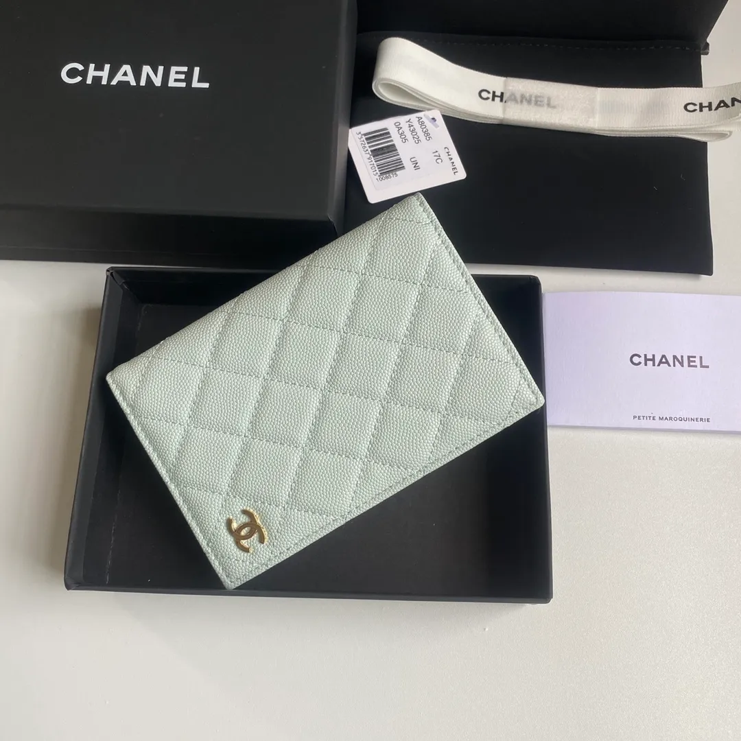 280💰 CHANEL Classic Passport Holder❤️Good news for friends who are traveling! This passport holder is made of imported first-layer grain embossed cowhide, with a burgundy first-layer trim finish on the inside! 4⃣️Card slots...very convenient and practical. Model No. 80385. Size 14.5×10.5×2cm