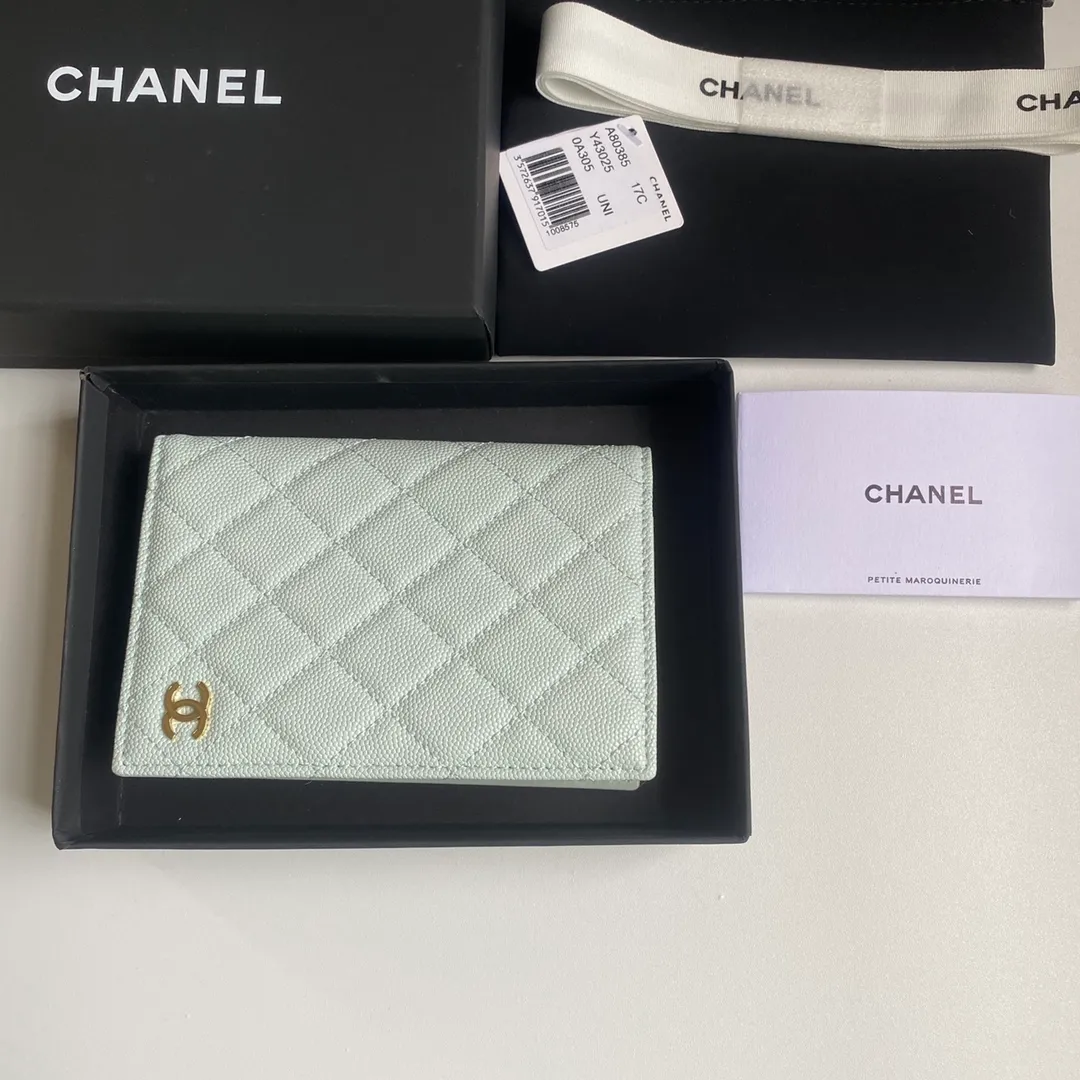 280💰 CHANEL Classic Passport Holder❤️Good news for friends who are traveling! This passport holder is made of imported first-layer grain embossed cowhide, with a burgundy first-layer trim finish on the inside! 4⃣️Card slots...very convenient and practical. Model No. 80385. Size 14.5×10.5×2cm
