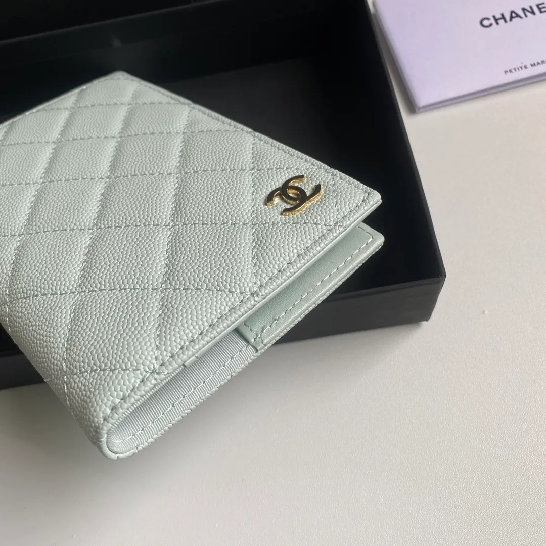 280💰 CHANEL Classic Passport Holder❤️Good news for friends who are traveling! This passport holder is made of imported first-layer grain embossed cowhide, with a burgundy first-layer trim finish on the inside! 4⃣️Card slots...very convenient and practical. Model No. 80385. Size 14.5×10.5×2cm