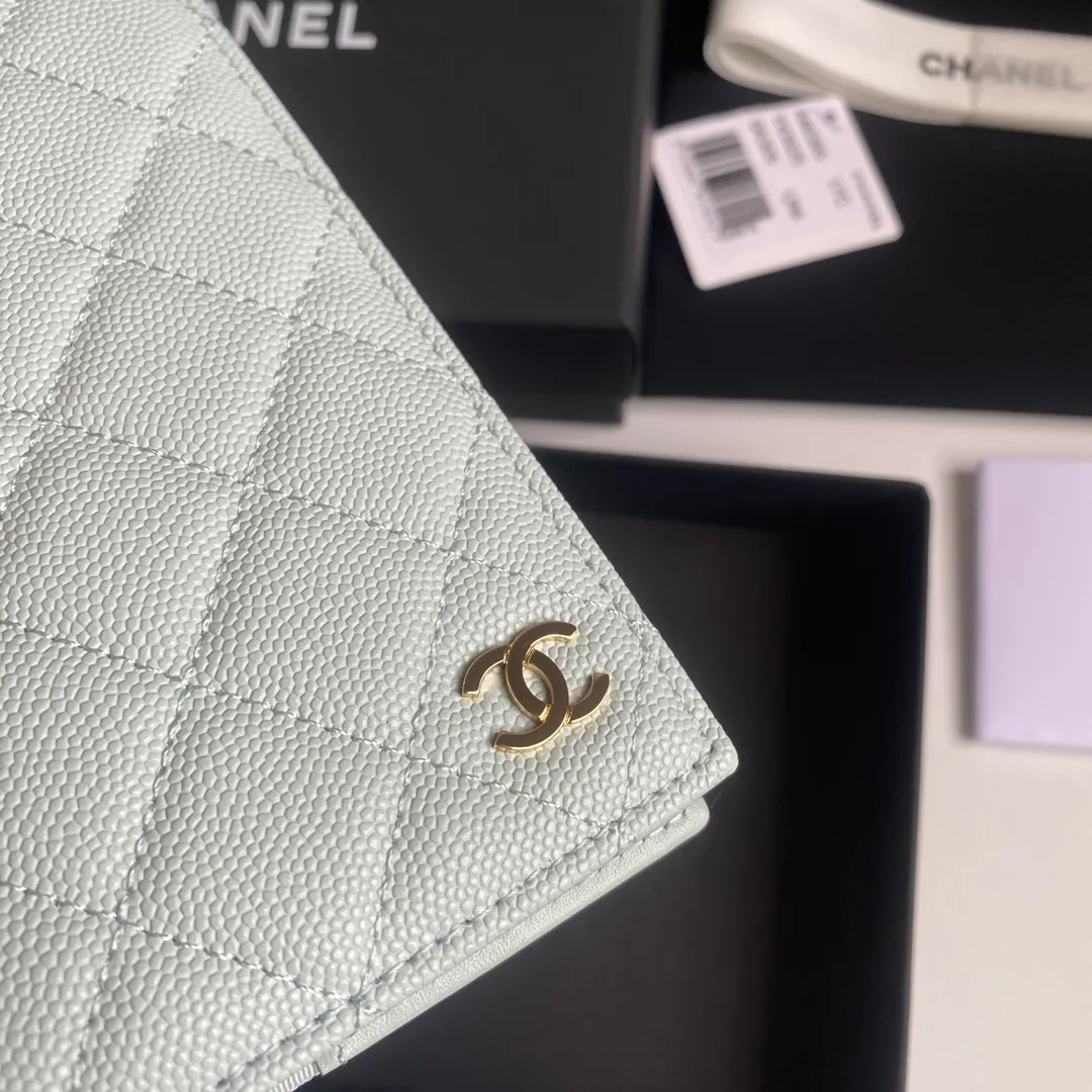280💰 CHANEL Classic Passport Holder❤️Good news for friends who are traveling! This passport holder is made of imported first-layer grain embossed cowhide, with a burgundy first-layer trim finish on the inside! 4⃣️Card slots...very convenient and practical. Model No. 80385. Size 14.5×10.5×2cm