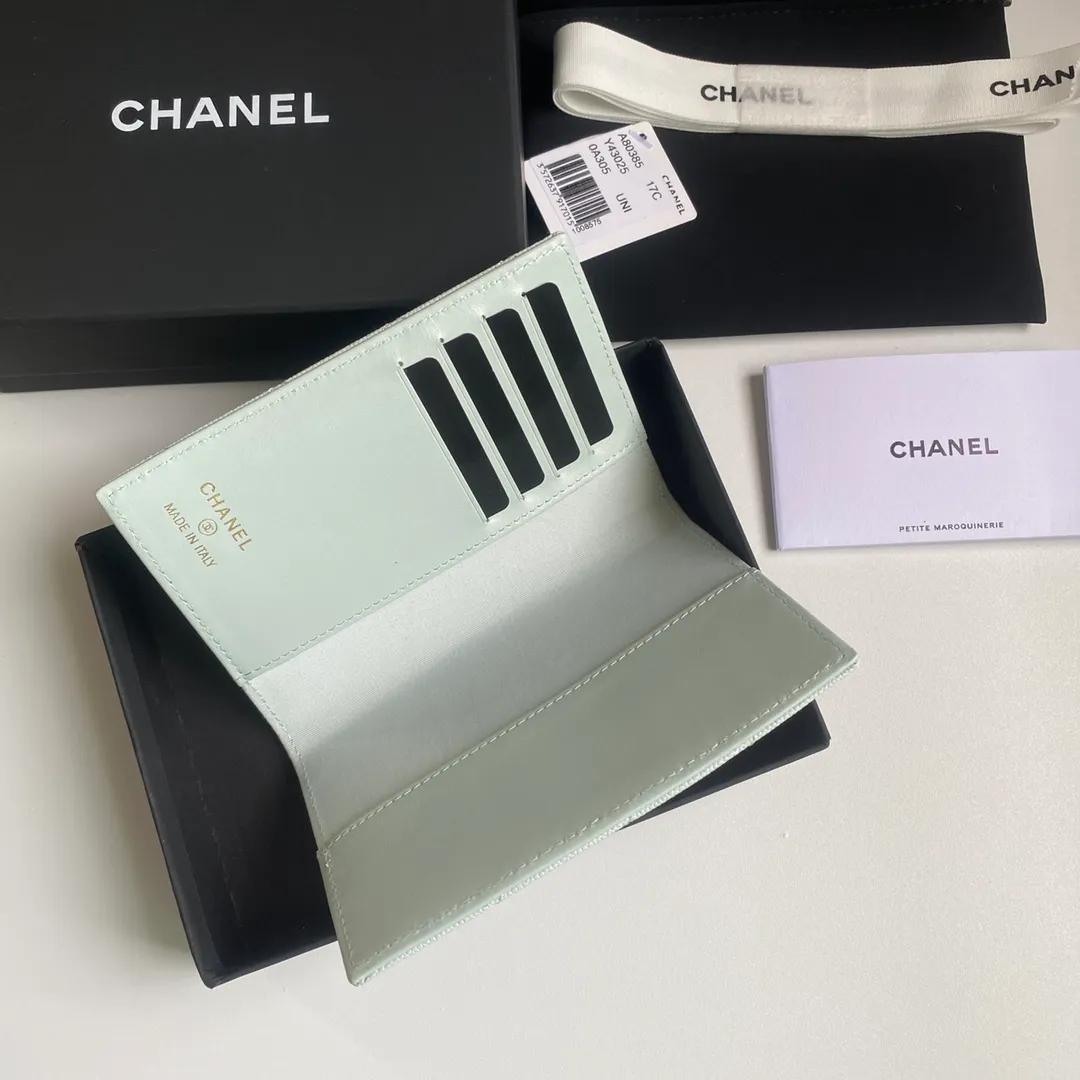 280💰 CHANEL Classic Passport Holder❤️Good news for friends who are traveling! This passport holder is made of imported first-layer grain embossed cowhide, with a burgundy first-layer trim finish on the inside! 4⃣️Card slots...very convenient and practical. Model No. 80385. Size 14.5×10.5×2cm