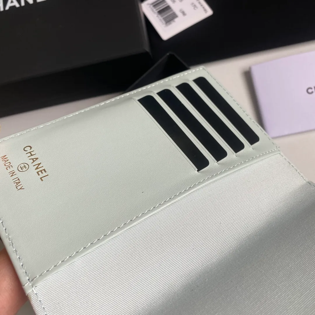 280💰 CHANEL Classic Passport Holder❤️Good news for friends who are traveling! This passport holder is made of imported first-layer grain embossed cowhide, with a burgundy first-layer trim finish on the inside! 4⃣️Card slots...very convenient and practical. Model No. 80385. Size 14.5×10.5×2cm