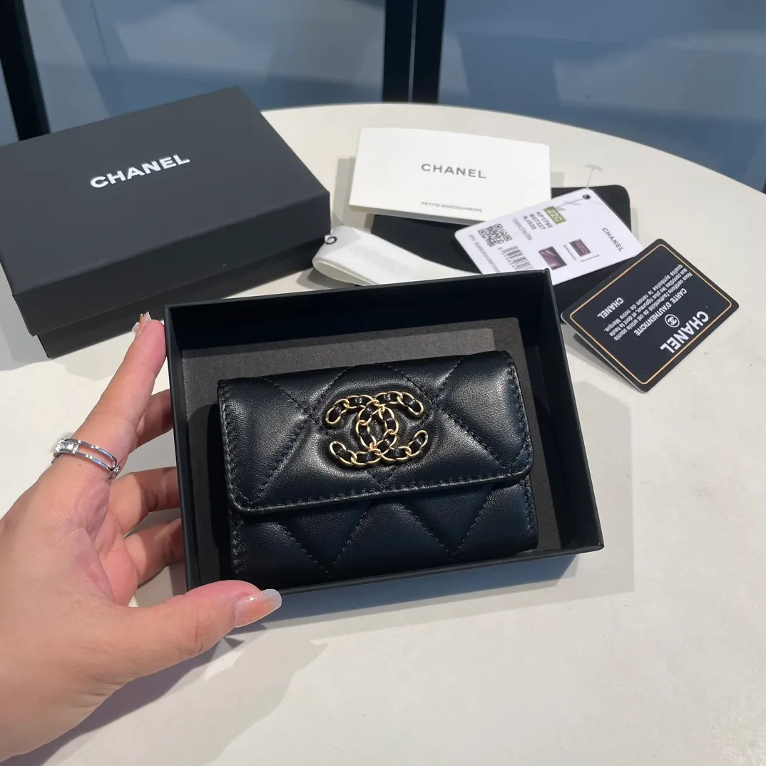 💰300😊Upgraded version💋🆕Ohanel new color🆕The latest hijab card holder, the texture of goatskin is invincible 😼The 19 series that is mainly promoted this season is the big rhombus, with a strong retro style👝Is there anyone who wants to buy each color🧸 The logo is eye-catching and unique, the goatskin has a faint luster, and the temperament instantly ups and downs❣The fashionable style and style are also co-created by Karl and Viard. The first series launched by the new artistic director will be a key recommendation of the brand from this year to next year, conveying the essence of the brand, with a full set of packaging 1790🍃size: 8.5*11cm