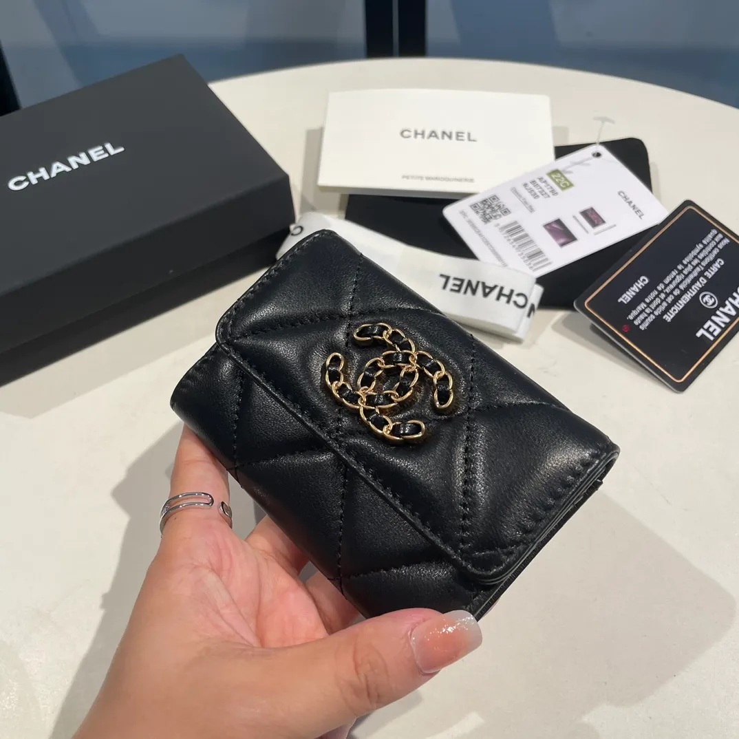 💰300😊Upgraded version💋🆕Ohanel new color🆕The latest hijab card holder, the texture of goatskin is invincible 😼The 19 series that is mainly promoted this season is the big rhombus, with a strong retro style👝Is there anyone who wants to buy each color🧸 The logo is eye-catching and unique, the goatskin has a faint luster, and the temperament instantly ups and downs❣The fashionable style and style are also co-created by Karl and Viard. The first series launched by the new artistic director will be a key recommendation of the brand from this year to next year, conveying the essence of the brand, with a full set of packaging 1790🍃size: 8.5*11cm