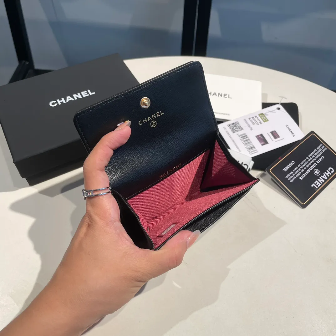 💰300😊Upgraded version💋🆕Ohanel new color🆕The latest hijab card holder, the texture of goatskin is invincible 😼The 19 series that is mainly promoted this season is the big rhombus, with a strong retro style👝Is there anyone who wants to buy each color🧸 The logo is eye-catching and unique, the goatskin has a faint luster, and the temperament instantly ups and downs❣The fashionable style and style are also co-created by Karl and Viard. The first series launched by the new artistic director will be a key recommendation of the brand from this year to next year, conveying the essence of the brand, with a full set of packaging 1790🍃size: 8.5*11cm