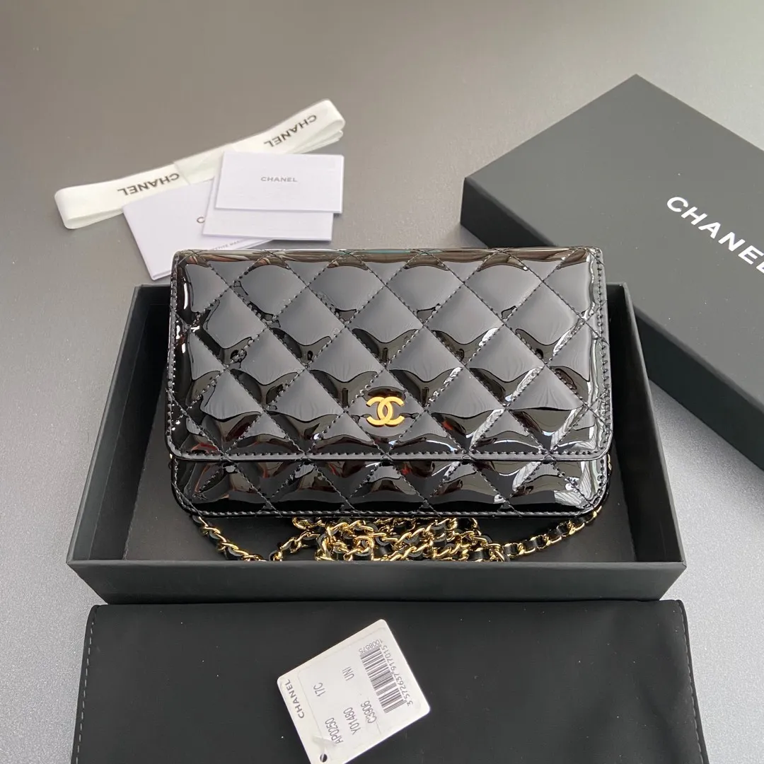 Xiaoxiang imported Italian patent leather calfskin Item No.: A0250 Price: 640 Size: w20×h13×d3.5cm Color: Black bright leather with golden steel mark