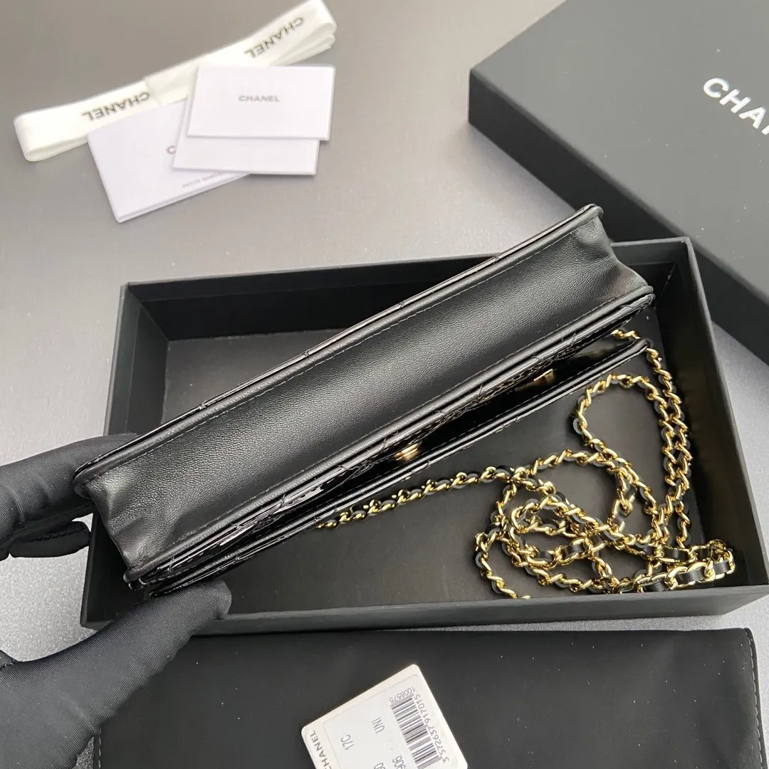 Xiaoxiang imported Italian patent leather calfskin Item No.: A0250 Price: 640 Size: w20×h13×d3.5cm Color: Black bright leather with golden steel mark