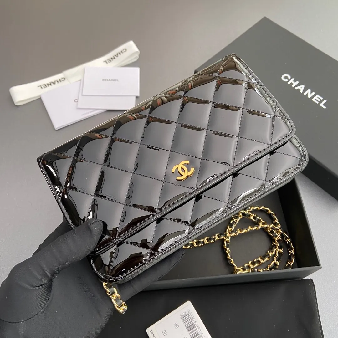 Xiaoxiang imported Italian patent leather calfskin Item No.: A0250 Price: 640 Size: w20×h13×d3.5cm Color: Black bright leather with golden steel mark