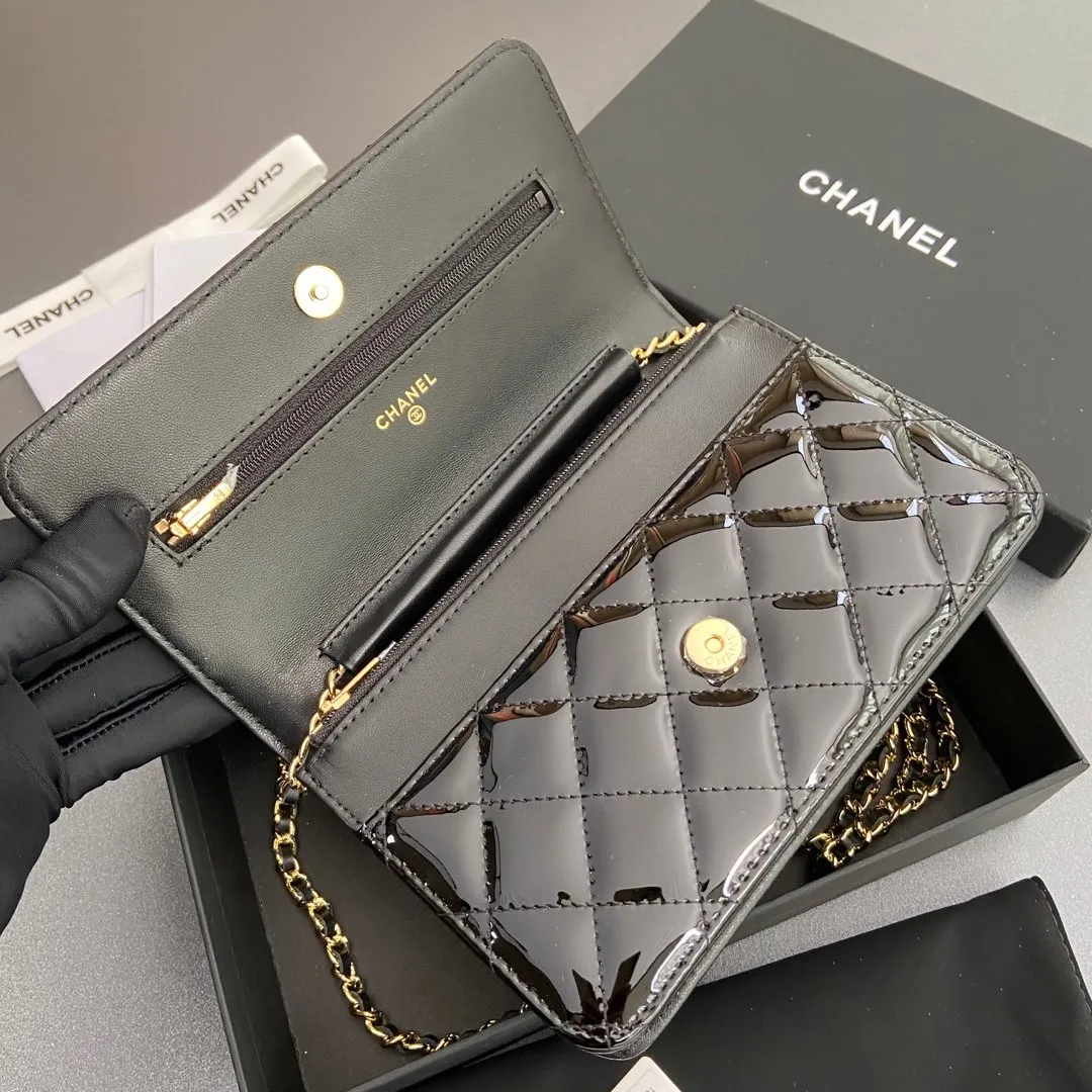 Xiaoxiang imported Italian patent leather calfskin Item No.: A0250 Price: 640 Size: w20×h13×d3.5cm Color: Black bright leather with golden steel mark