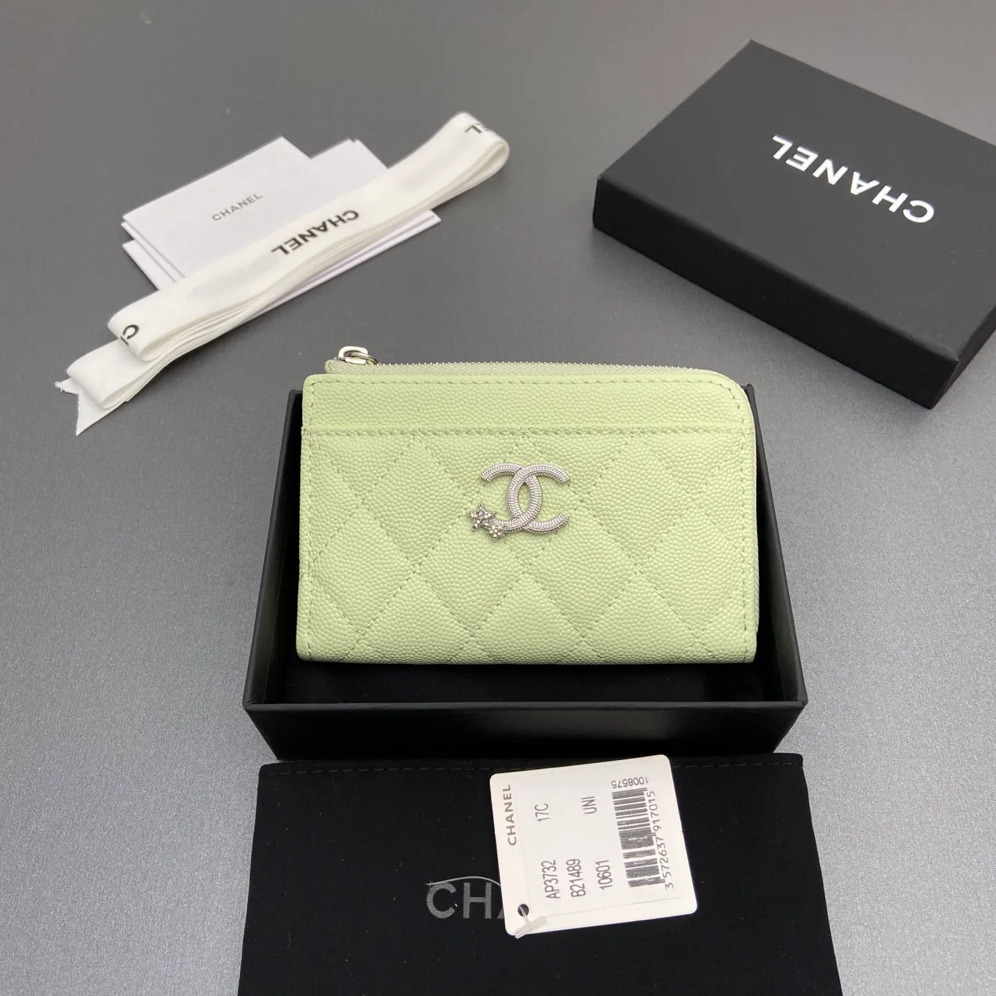 25b new series caviar cowhide with stars ⭐logo shiny blingblibg~zipper bag card holder series 6 card slots, 1 zipper bag Item number: A 3732 Price: 360 Size: w13×h8.5×d2cm Color: light green fine ball pattern silver star hardware