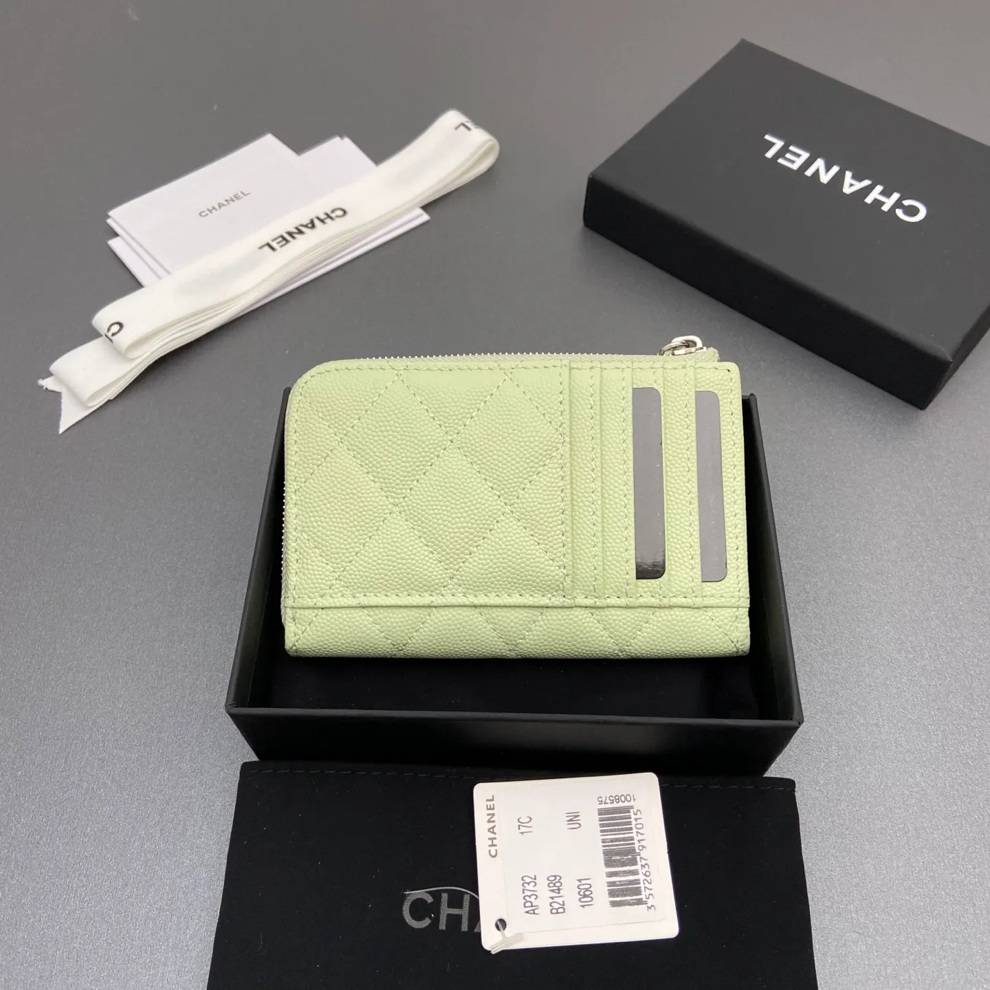 25b new series caviar cowhide with stars ⭐logo shiny blingblibg~zipper bag card holder series 6 card slots, 1 zipper bag Item number: A 3732 Price: 360 Size: w13×h8.5×d2cm Color: light green fine ball pattern silver star hardware