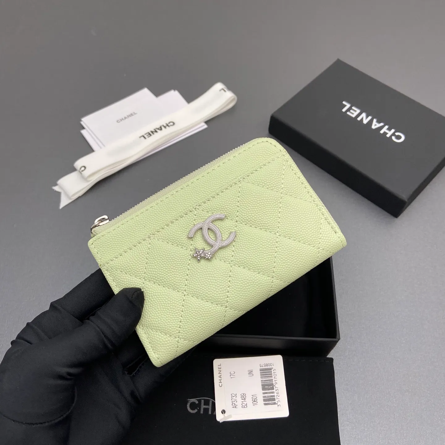25b new series caviar cowhide with stars ⭐logo shiny blingblibg~zipper bag card holder series 6 card slots, 1 zipper bag Item number: A 3732 Price: 360 Size: w13×h8.5×d2cm Color: light green fine ball pattern silver star hardware