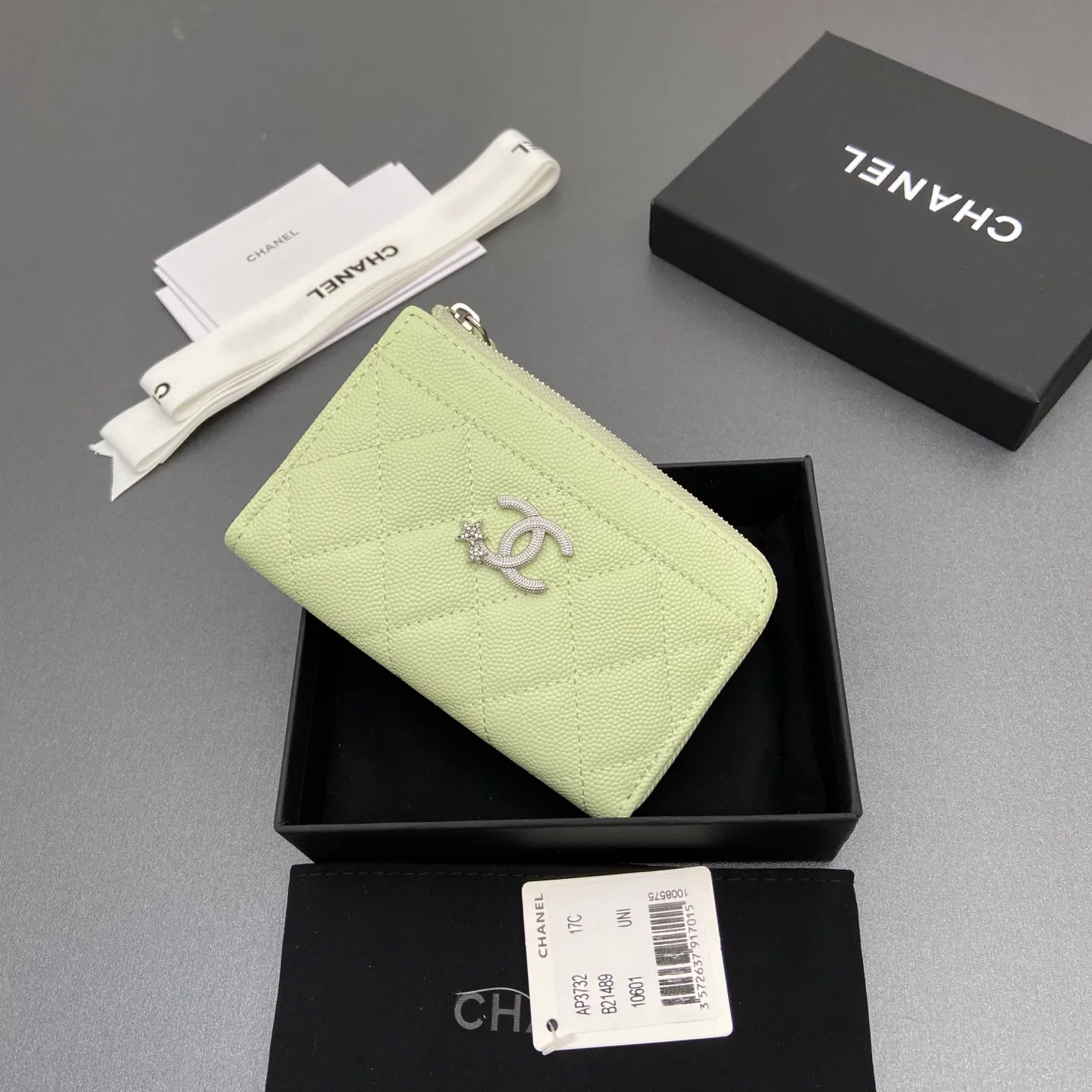 25b new series caviar cowhide with stars ⭐logo shiny blingblibg~zipper bag card holder series 6 card slots, 1 zipper bag Item number: A 3732 Price: 360 Size: w13×h8.5×d2cm Color: light green fine ball pattern silver star hardware
