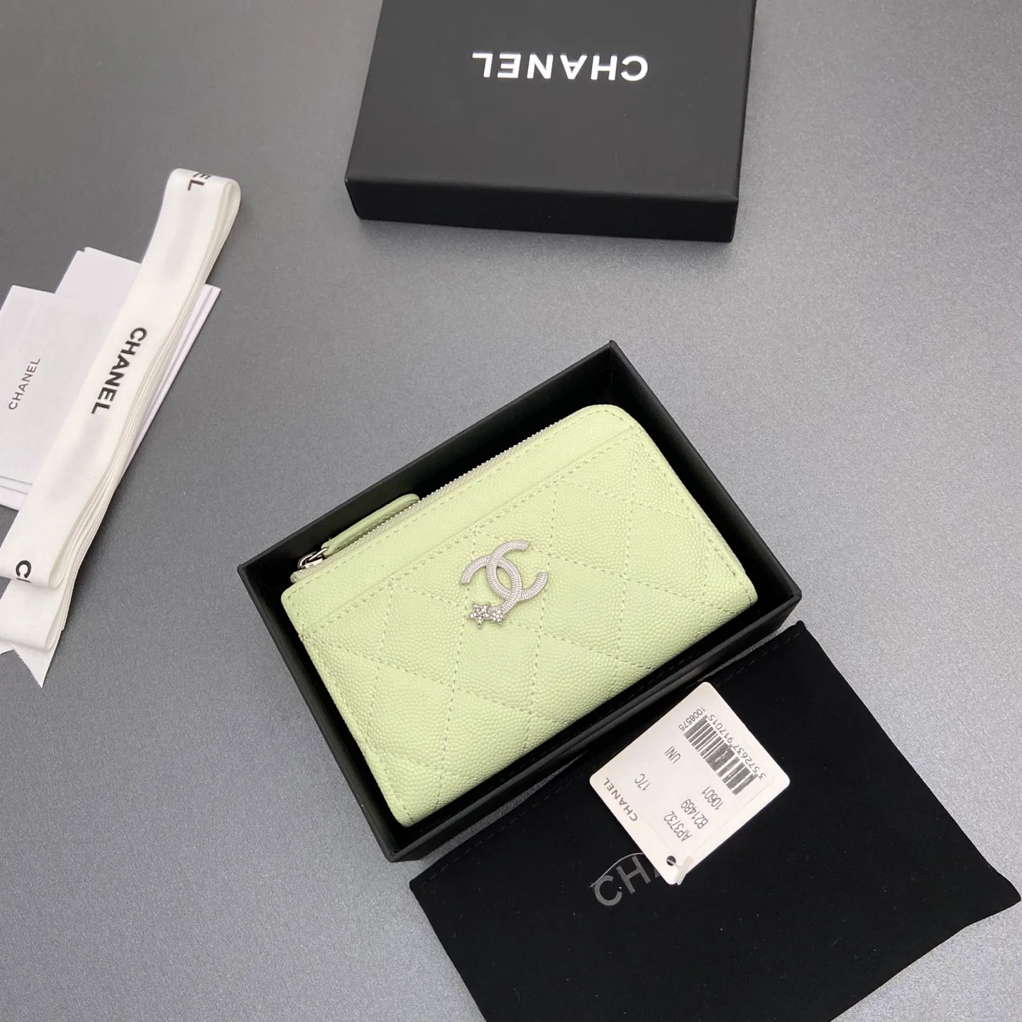 25b new series caviar cowhide with stars ⭐logo shiny blingblibg~zipper bag card holder series 6 card slots, 1 zipper bag Item number: A 3732 Price: 360 Size: w13×h8.5×d2cm Color: light green fine ball pattern silver star hardware