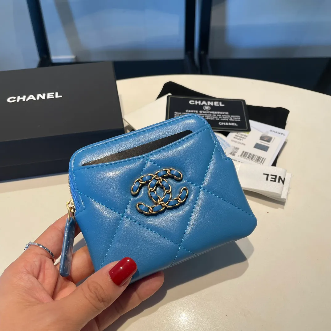 💰440😊Upgraded version💋🆕Ohanel new color🆕The latest zipper card holder coin purse with multiple card slots. The texture of goatskin is unparalleled. 😼The 19 series that is mainly recommended this season is a big rhombus with a strong retro style. Is there anyone who wants to buy every color?🧸 The logo is eye-catching and unique, the goatskin has a faint luster, and the temperament instantly ups and downs❣The fashionable style and style are also co-created by Karl and Viard. The first series launched by the new artistic director will be a key recommendation of the brand from this year to next year, conveying the essence of the brand, with a full set of packaging 2086🍃size: 12*9.5cm