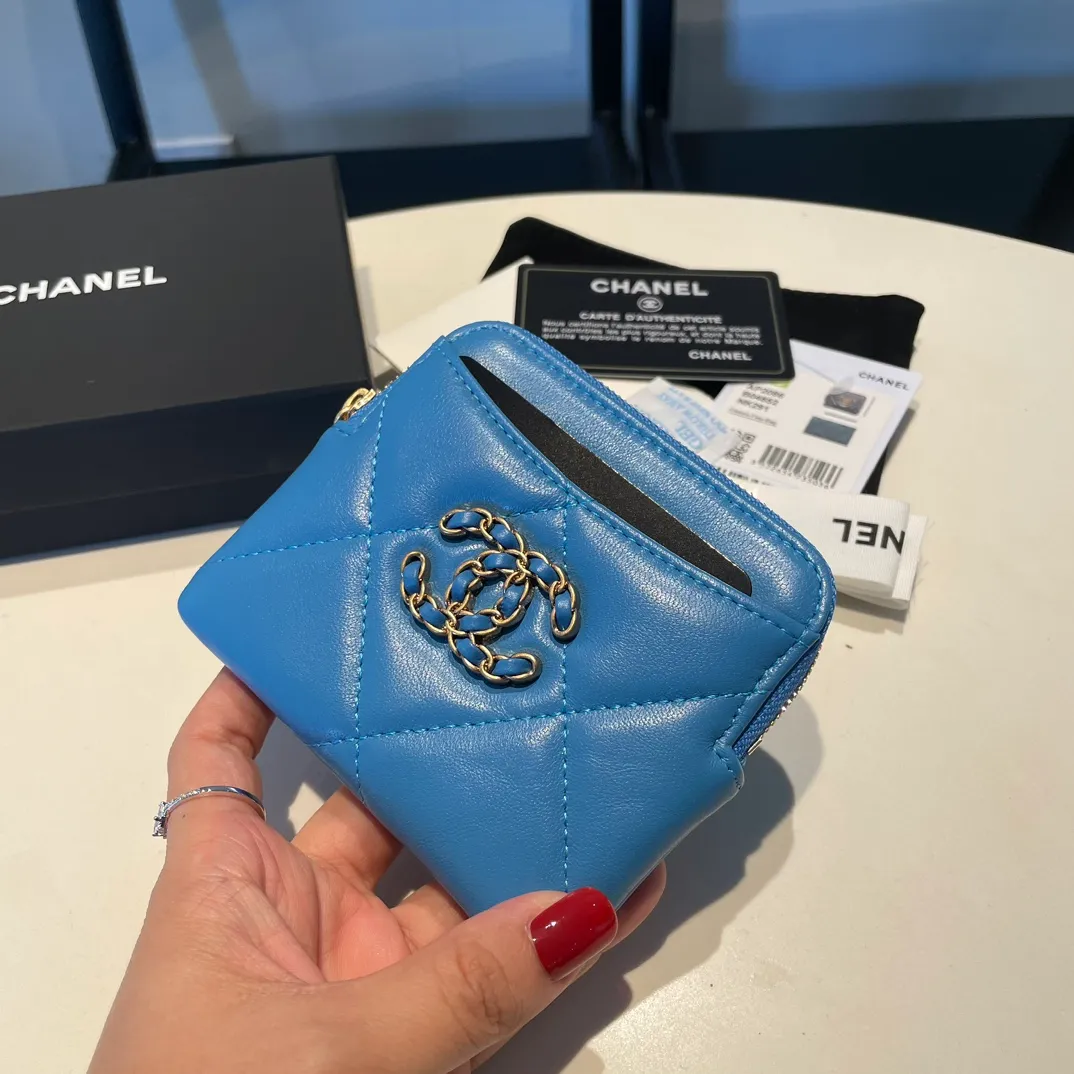 💰440😊Upgraded version💋🆕Ohanel new color🆕The latest zipper card holder coin purse with multiple card slots. The texture of goatskin is unparalleled. 😼The 19 series that is mainly recommended this season is a big rhombus with a strong retro style. Is there anyone who wants to buy every color?🧸 The logo is eye-catching and unique, the goatskin has a faint luster, and the temperament instantly ups and downs❣The fashionable style and style are also co-created by Karl and Viard. The first series launched by the new artistic director will be a key recommendation of the brand from this year to next year, conveying the essence of the brand, with a full set of packaging 2086🍃size: 12*9.5cm