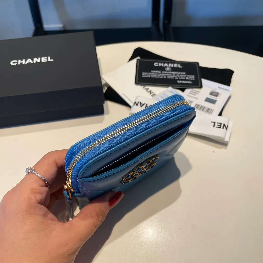💰440😊Upgraded version💋🆕Ohanel new color🆕The latest zipper card holder coin purse with multiple card slots. The texture of goatskin is unparalleled. 😼The 19 series that is mainly recommended this season is a big rhombus with a strong retro style. Is there anyone who wants to buy every color?🧸 The logo is eye-catching and unique, the goatskin has a faint luster, and the temperament instantly ups and downs❣The fashionable style and style are also co-created by Karl and Viard. The first series launched by the new artistic director will be a key recommendation of the brand from this year to next year, conveying the essence of the brand, with a full set of packaging 2086🍃size: 12*9.5cm