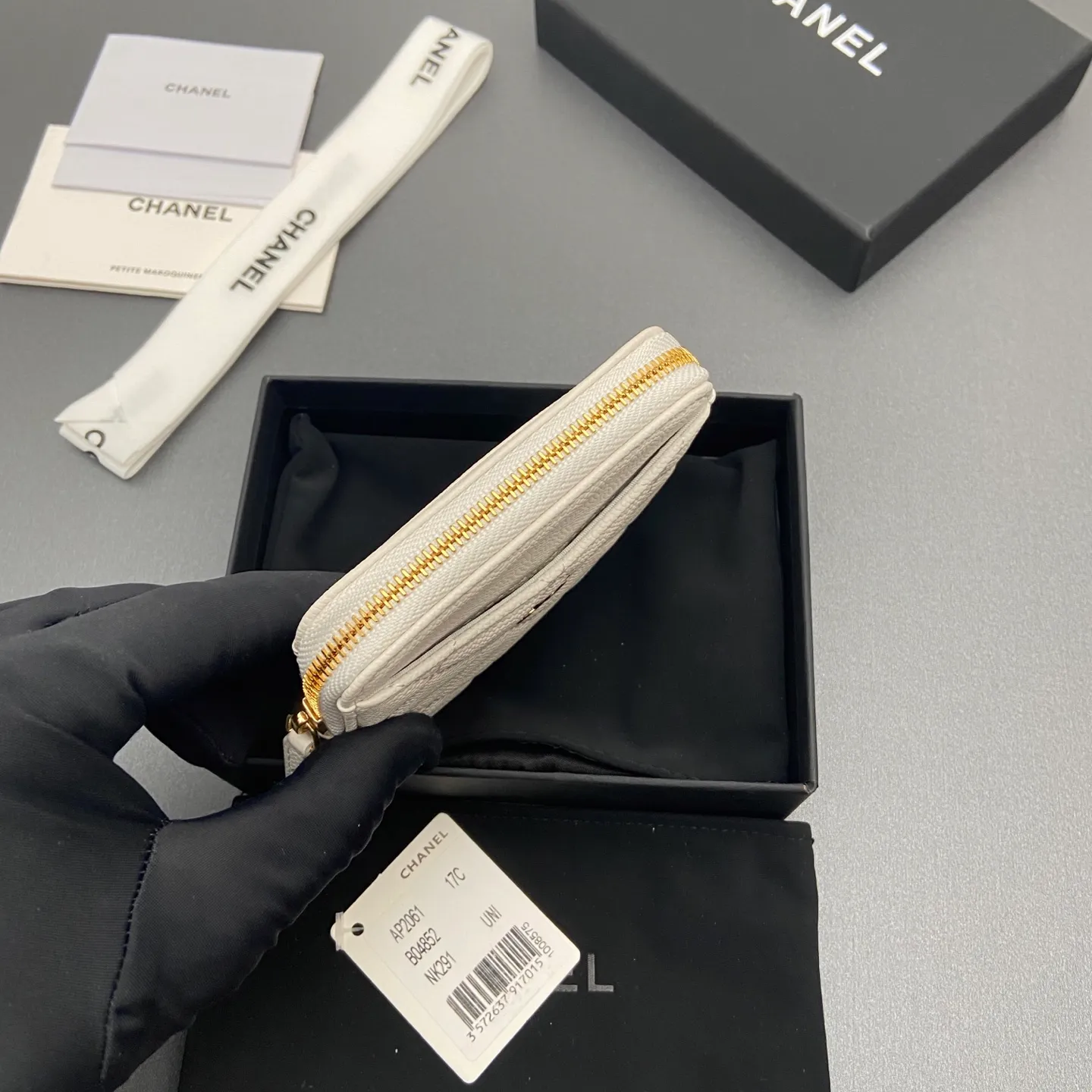 [Special grade hardware original leather] ¥380 Xiaoxiang small zipper bag card holder series Quilted card holder/wallet with iconic metal logo Gold tone metal hardware, special Italian imported leather 5 card slots, 1 small zipper bag No.: 2061 White thin ball light gold hardware Size: w11.5×h10×d2cm