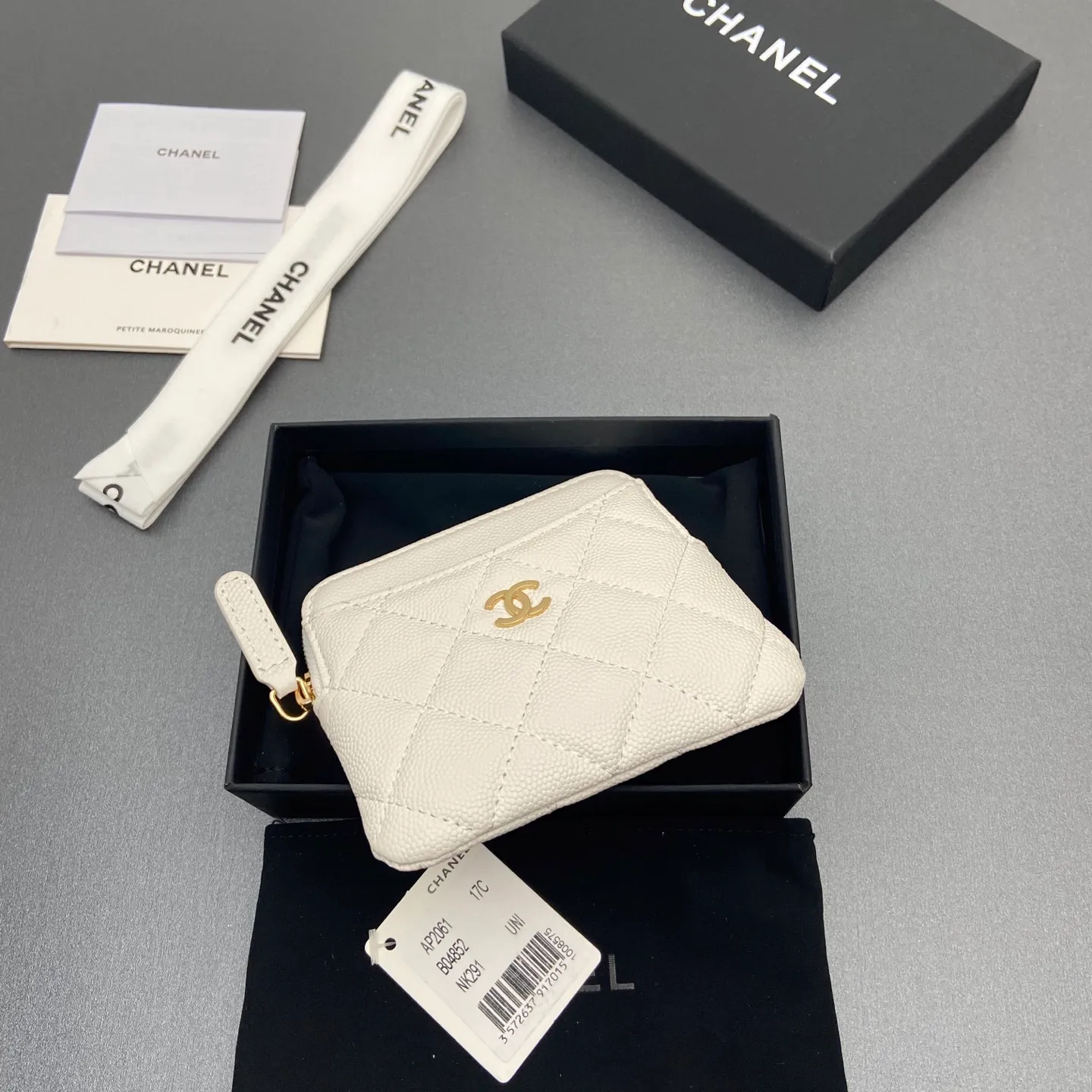 [Special grade hardware original leather] ¥380 Xiaoxiang small zipper bag card holder series Quilted card holder/wallet with iconic metal logo Gold tone metal hardware, special Italian imported leather 5 card slots, 1 small zipper bag No.: 2061 White thin ball light gold hardware Size: w11.5×h10×d2cm