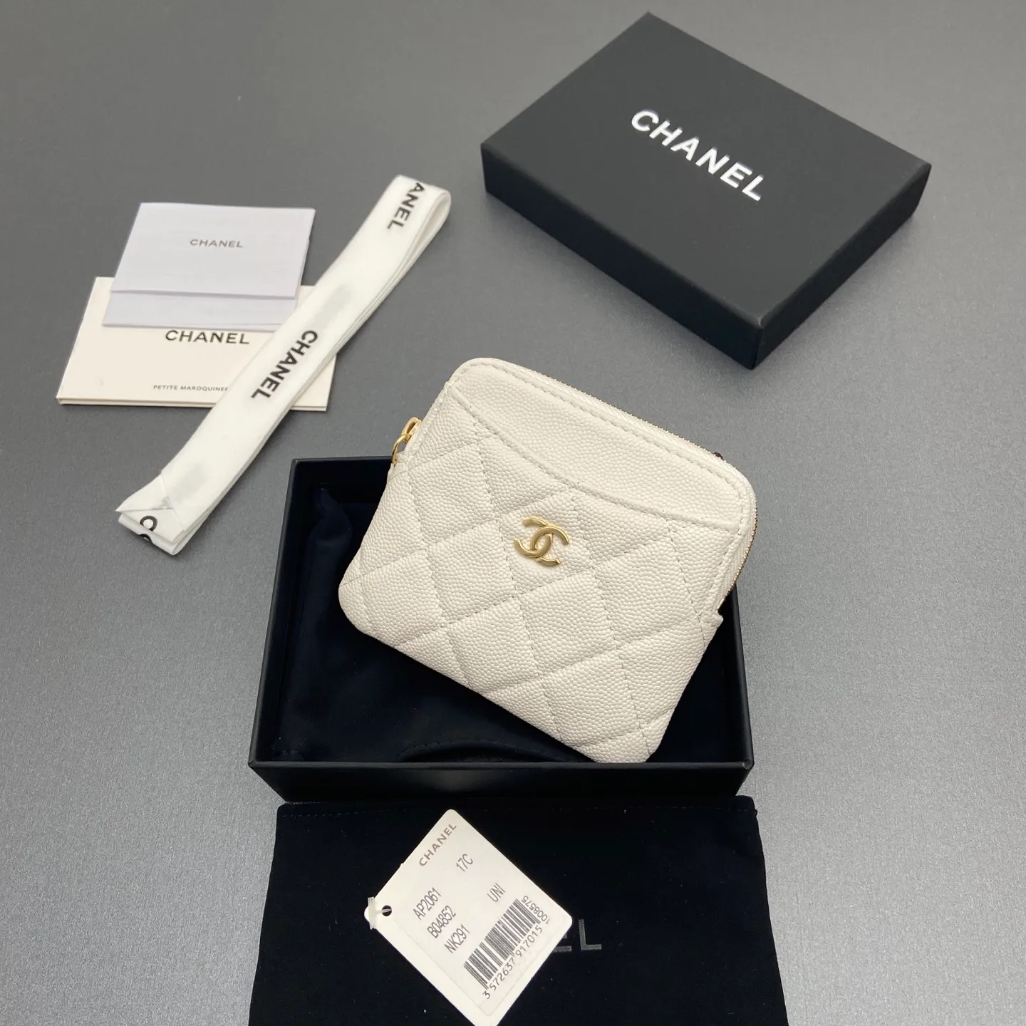 [Special grade hardware original leather] ¥380 Xiaoxiang small zipper bag card holder series Quilted card holder/wallet with iconic metal logo Gold tone metal hardware, special Italian imported leather 5 card slots, 1 small zipper bag No.: 2061 White thin ball light gold hardware Size: w11.5×h10×d2cm