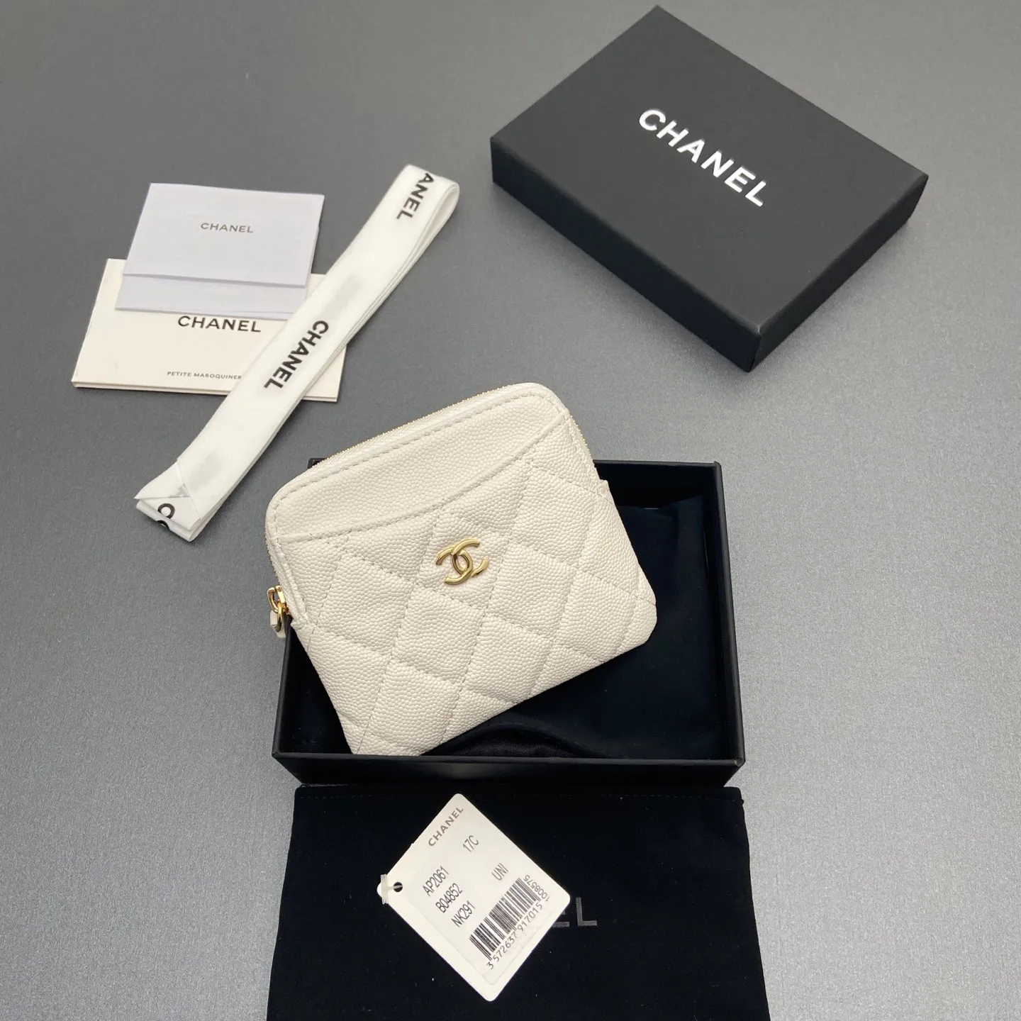 [Special grade hardware original leather] ¥380 Xiaoxiang small zipper bag card holder series Quilted card holder/wallet with iconic metal logo Gold tone metal hardware, special Italian imported leather 5 card slots, 1 small zipper bag No.: 2061 White thin ball light gold hardware Size: w11.5×h10×d2cm