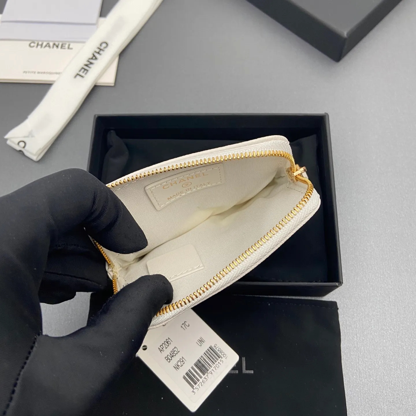 [Special grade hardware original leather] ¥380 Xiaoxiang small zipper bag card holder series Quilted card holder/wallet with iconic metal logo Gold tone metal hardware, special Italian imported leather 5 card slots, 1 small zipper bag No.: 2061 White thin ball light gold hardware Size: w11.5×h10×d2cm